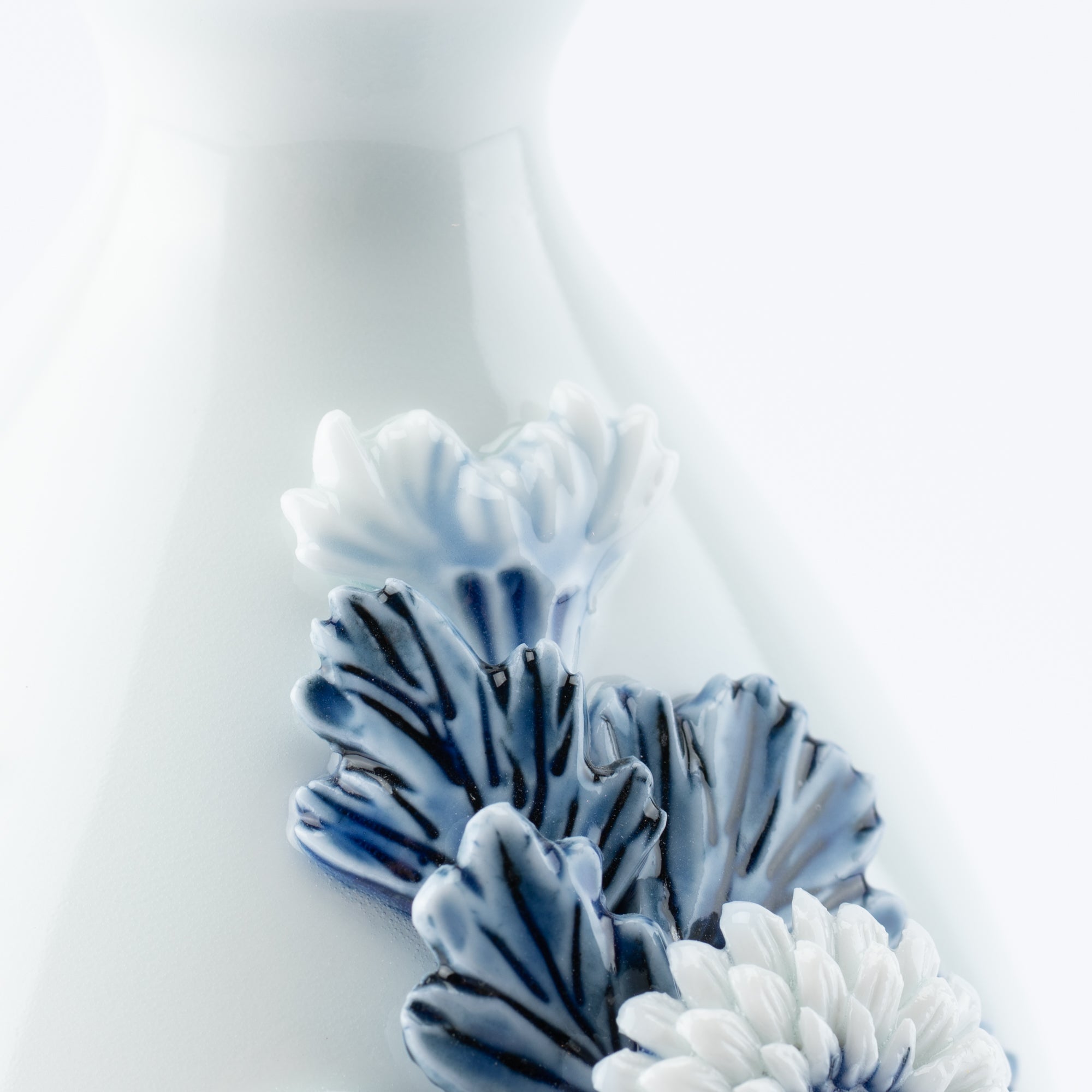 Hirado Chrysanthemum Sometsuke Flower Vase