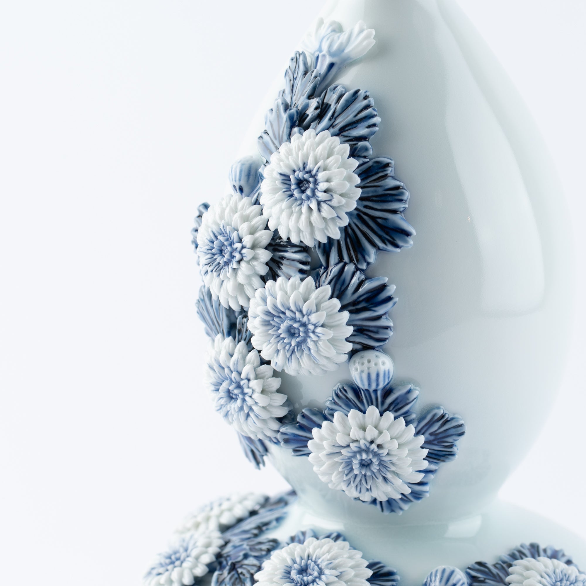 Hirado Chrysanthemum Sometsuke Flower Vase