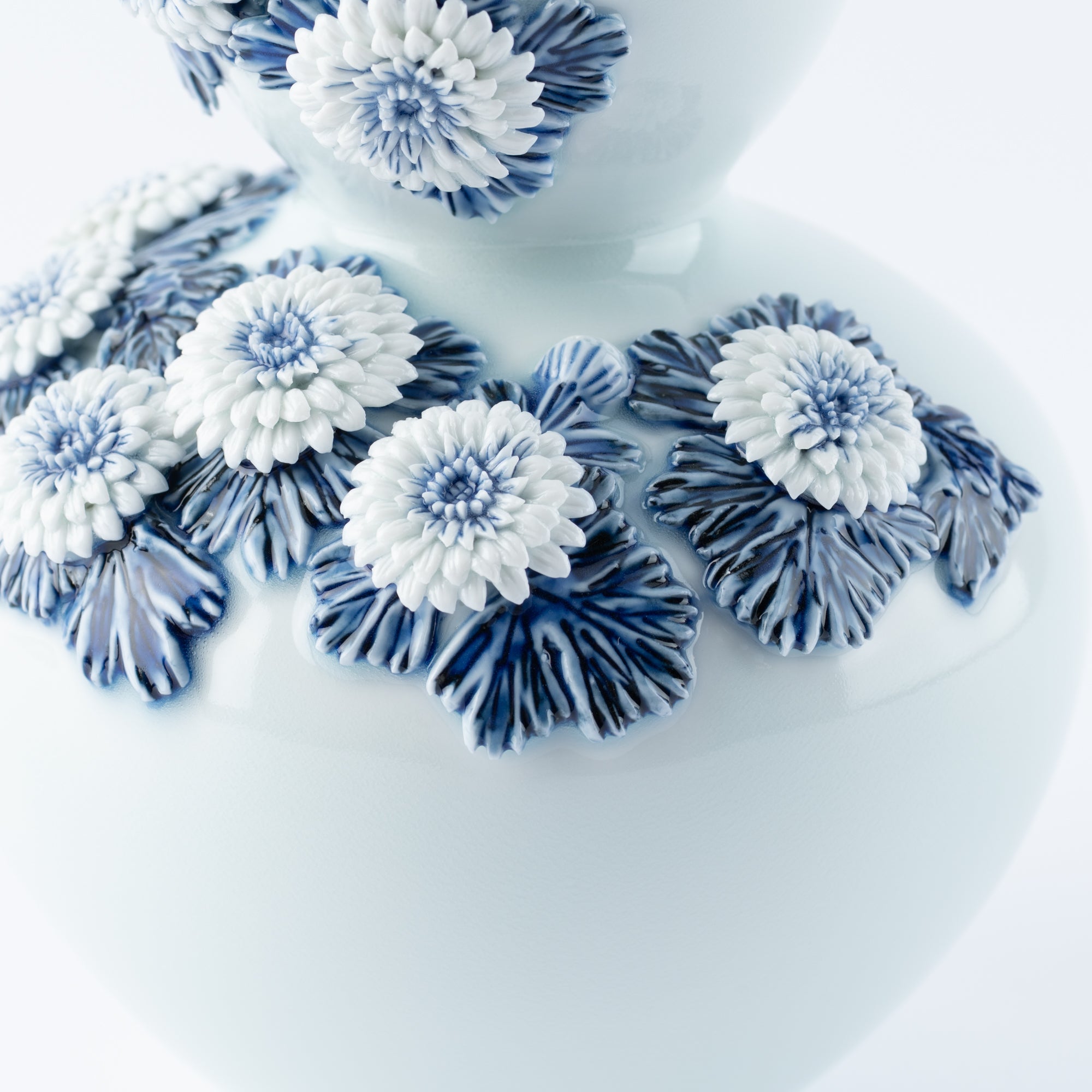 Hirado Chrysanthemum Sometsuke Flower Vase
