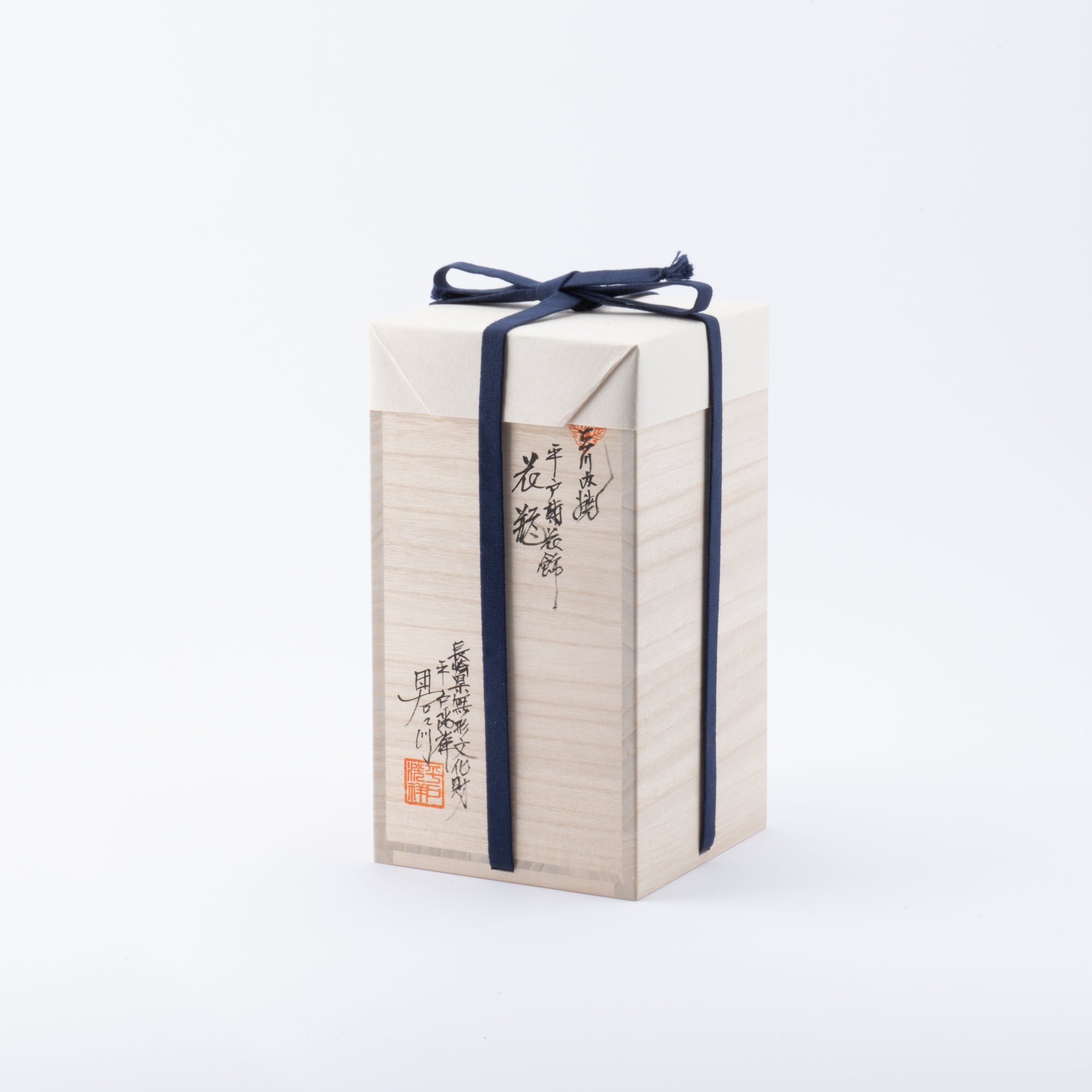 Hirado Chrysanthemum Sometsuke Flower Vase