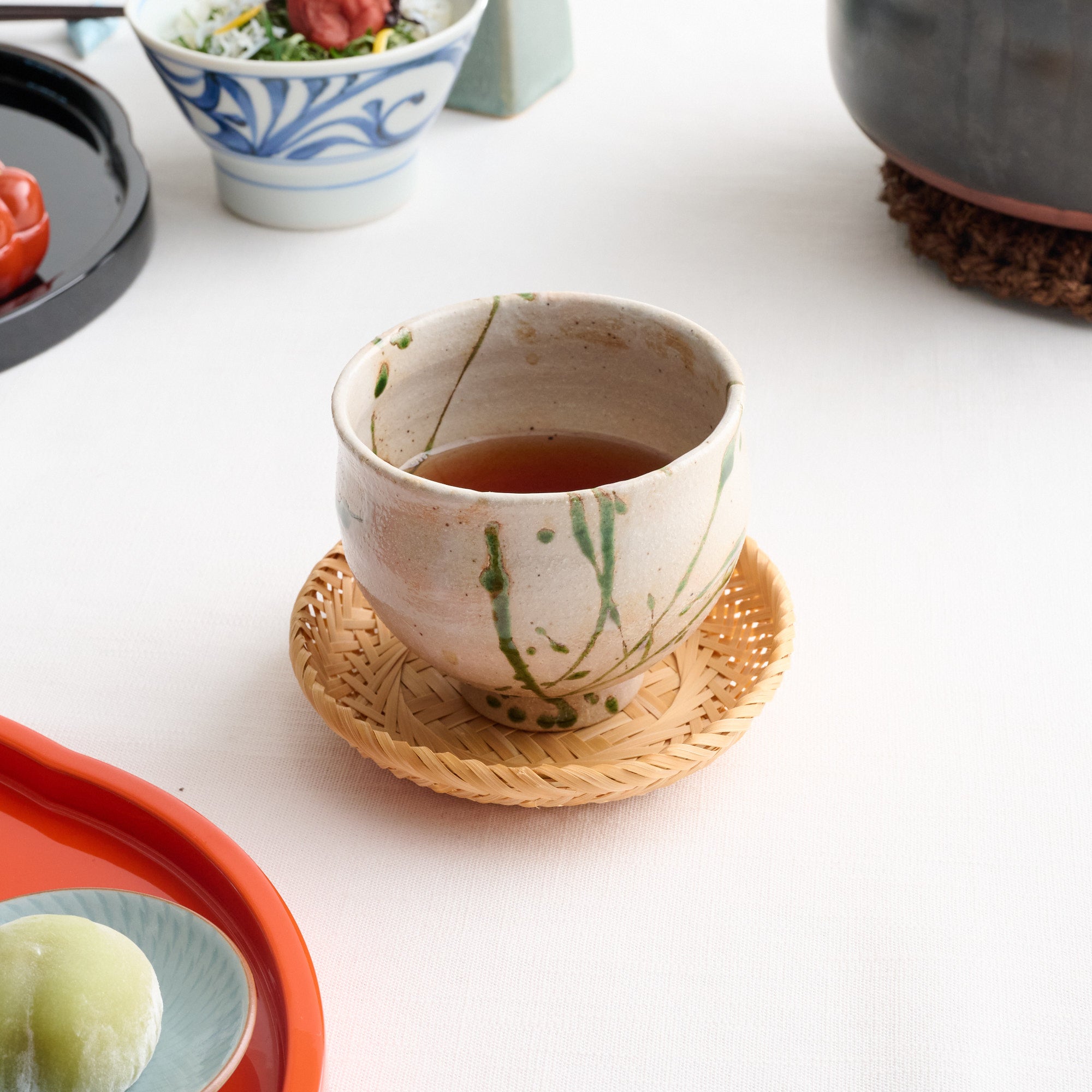 Taza de té japonesa con planta acuática
