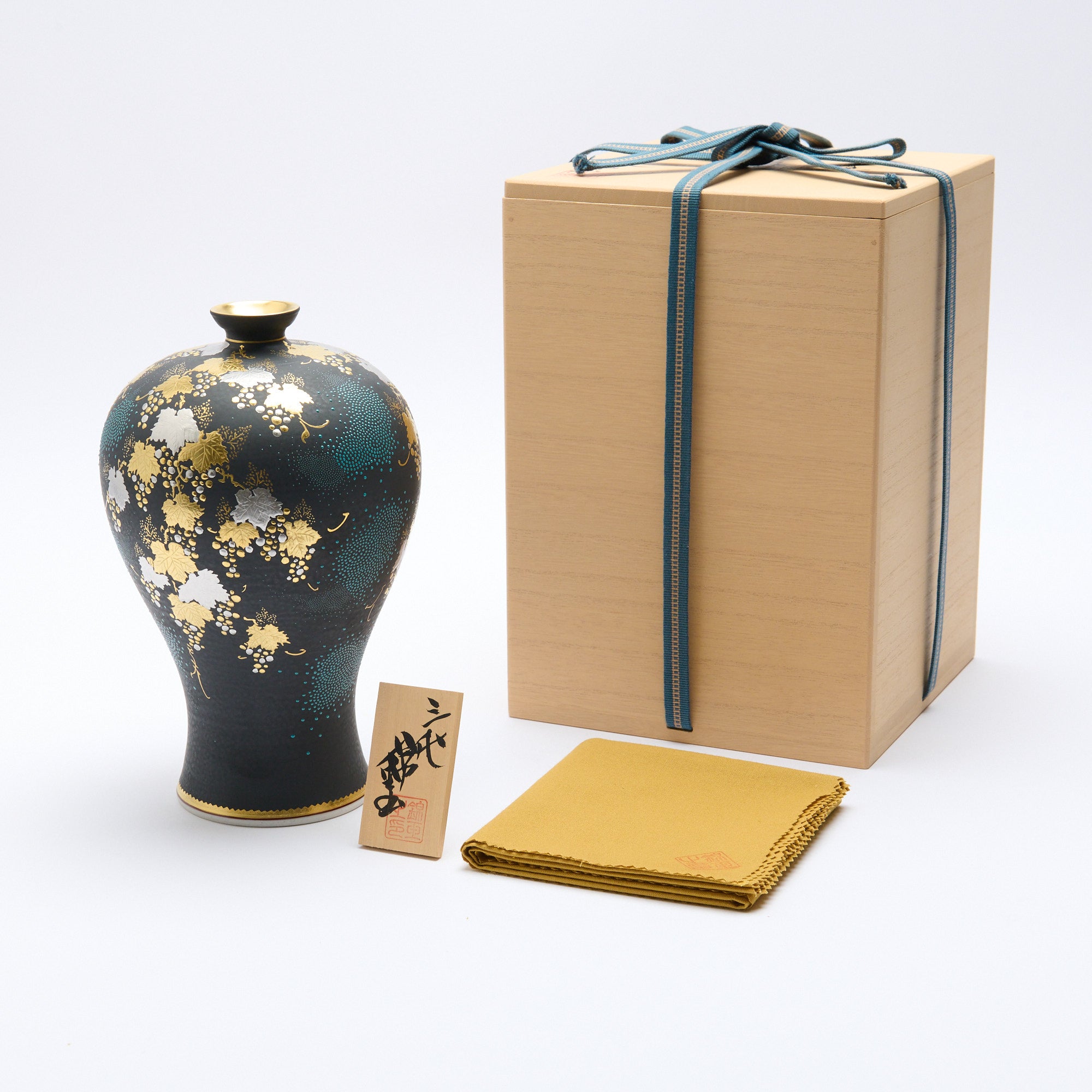 Morikin Grape Pattern Aochibu Vase