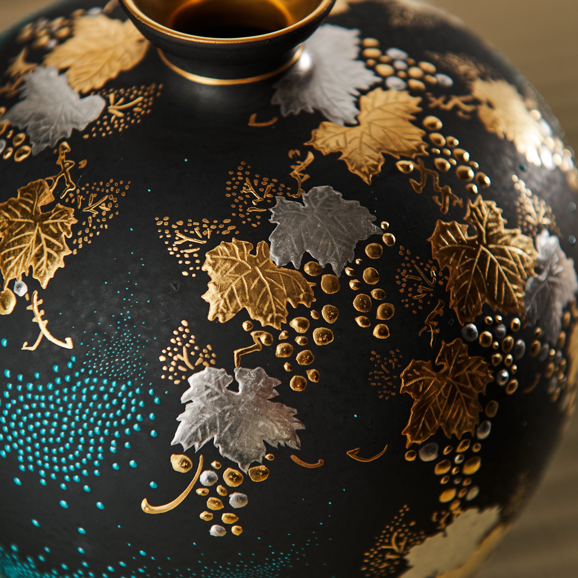 Morikin Grape Pattern Aochibu Vase