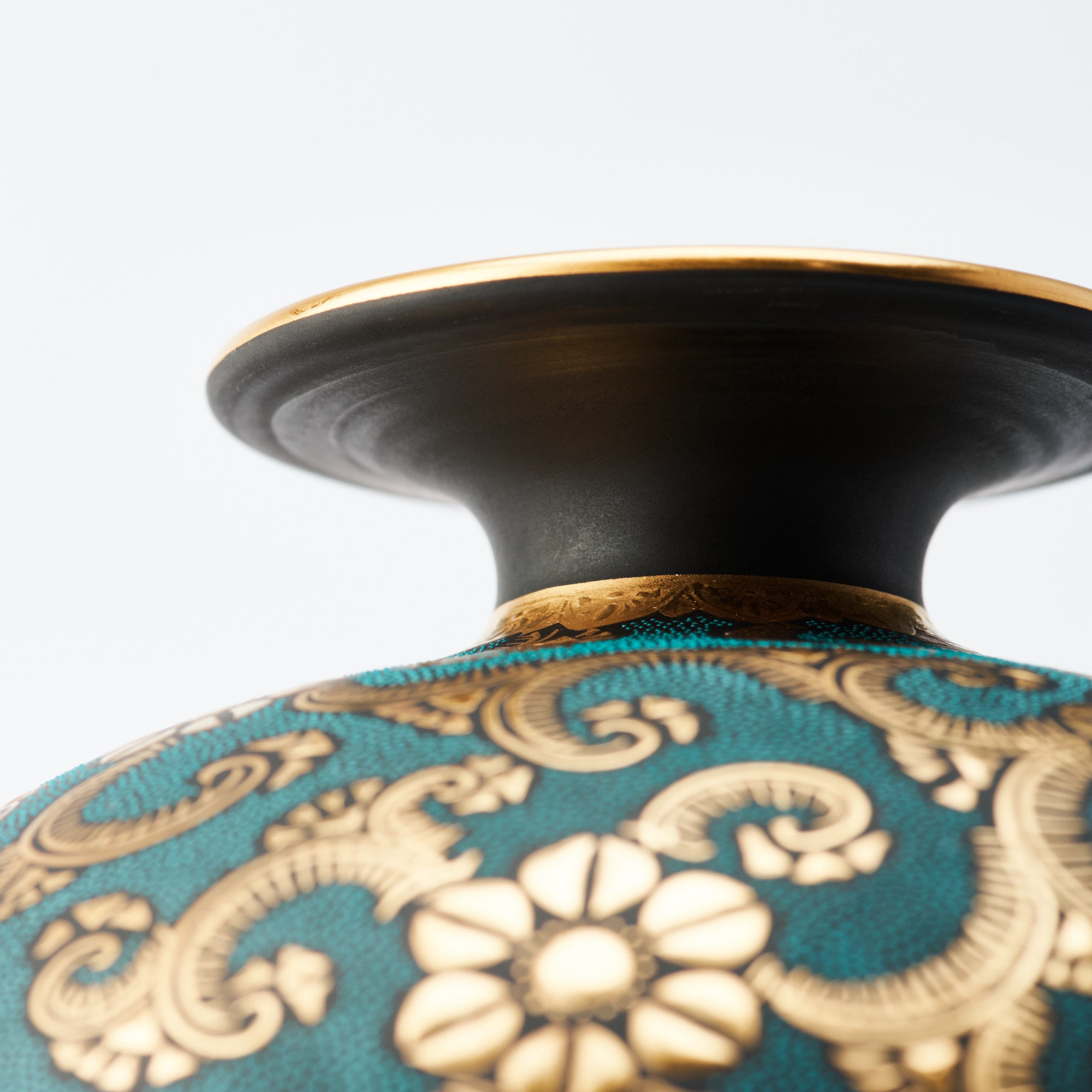 Morikin Clematis Arabesque Aochibu Round Vase