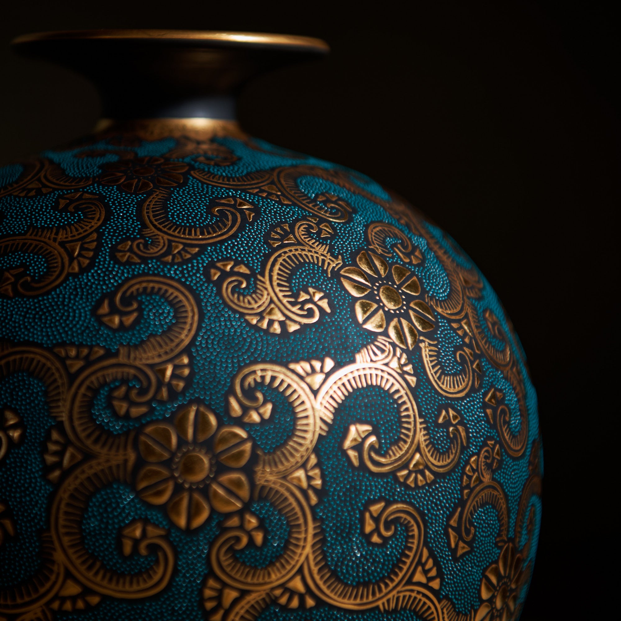 Morikin Clematis Arabesque Aochibu Round Vase