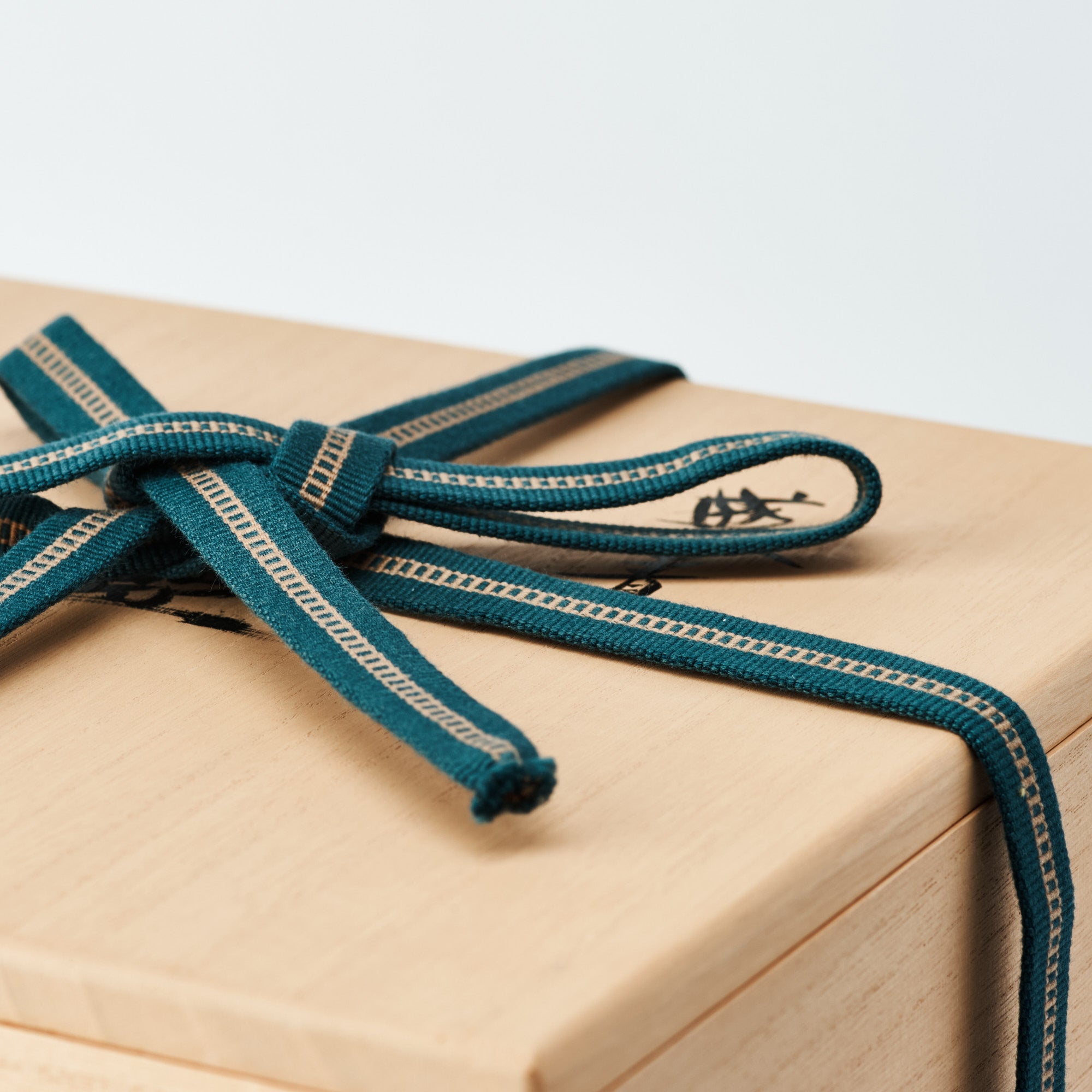 Morikin Clematis Arabesque Aochibu Round Vase