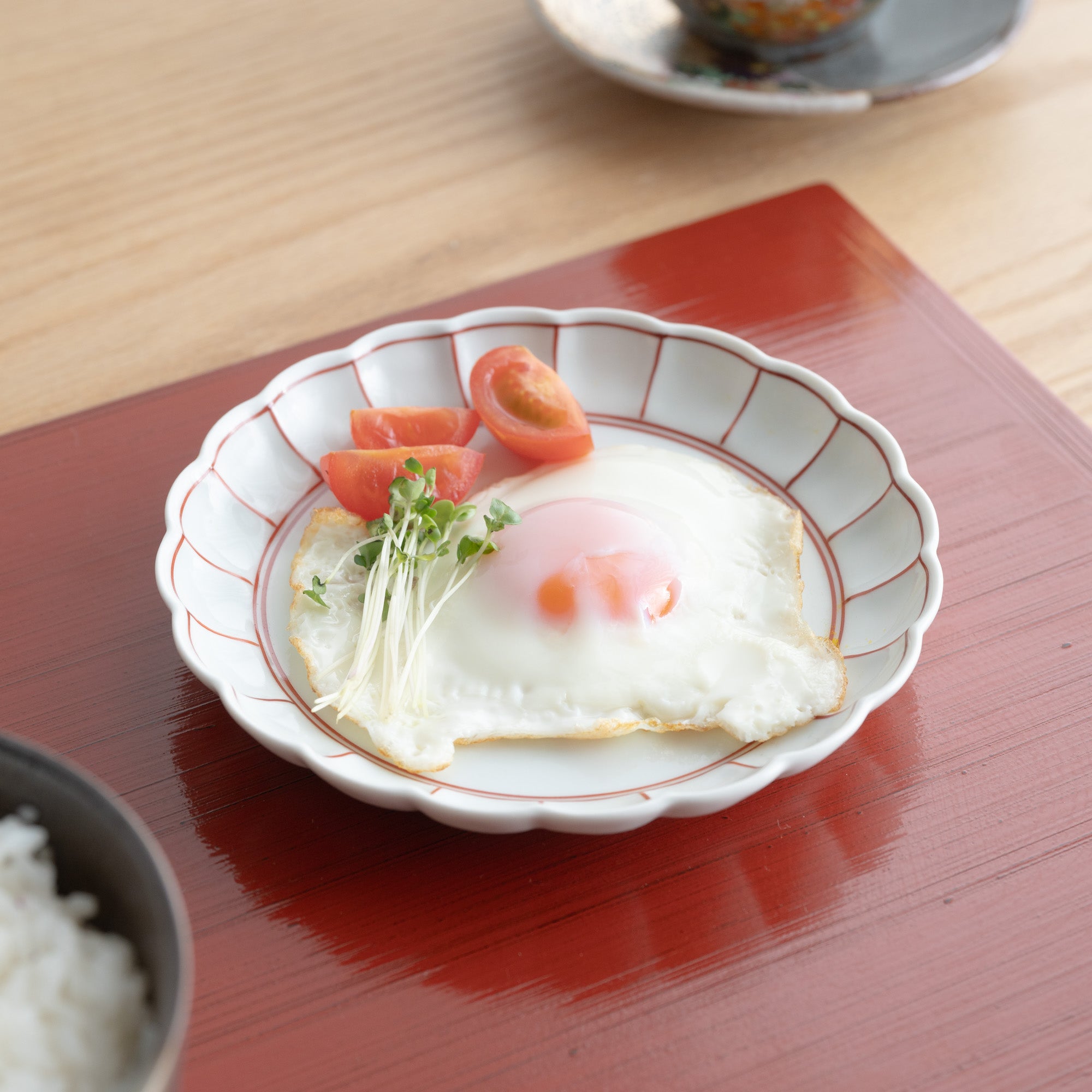 Plato lateral de crisantemo rojo