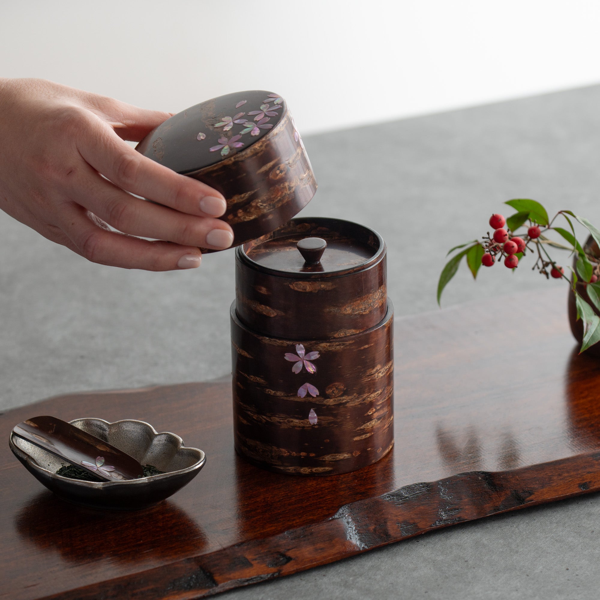 Recipiente para té Sakura Fubuki con incrustaciones de concha rosa