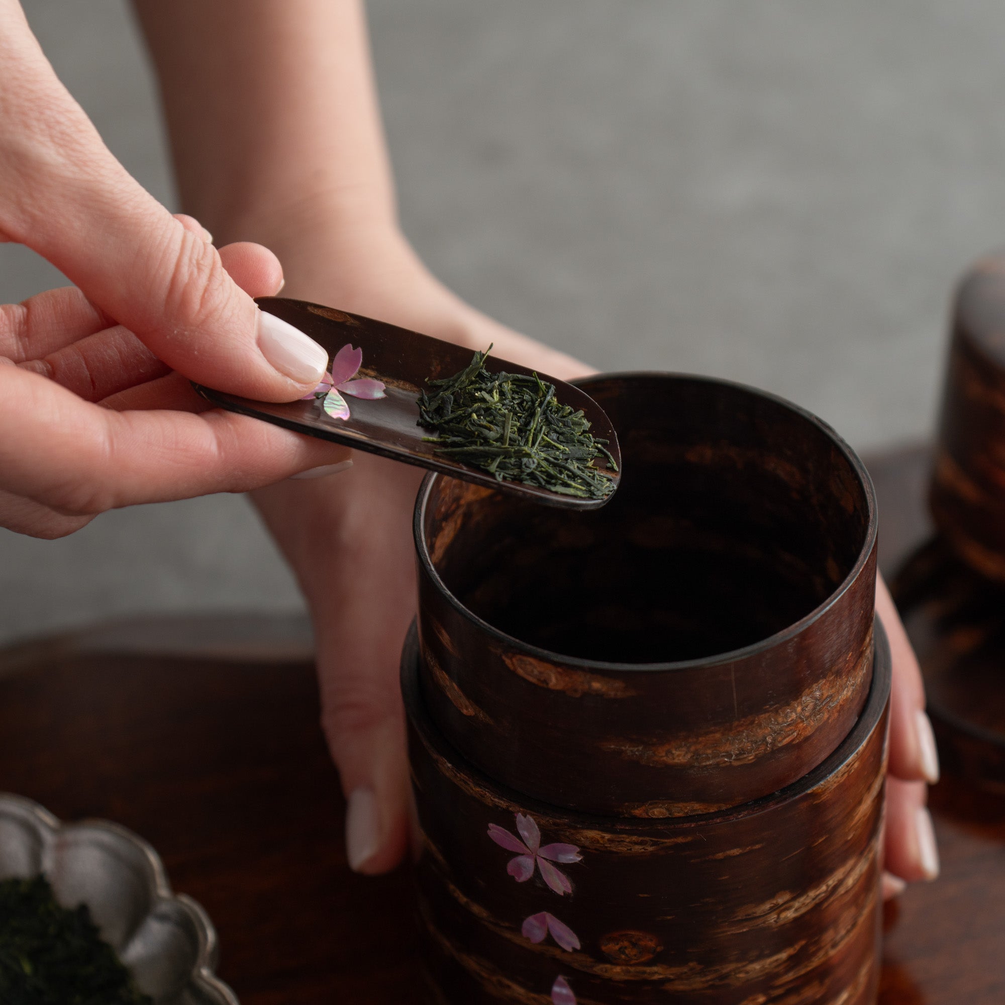 Cuchara de té Sakura Chasaji con incrustaciones de concha rosa