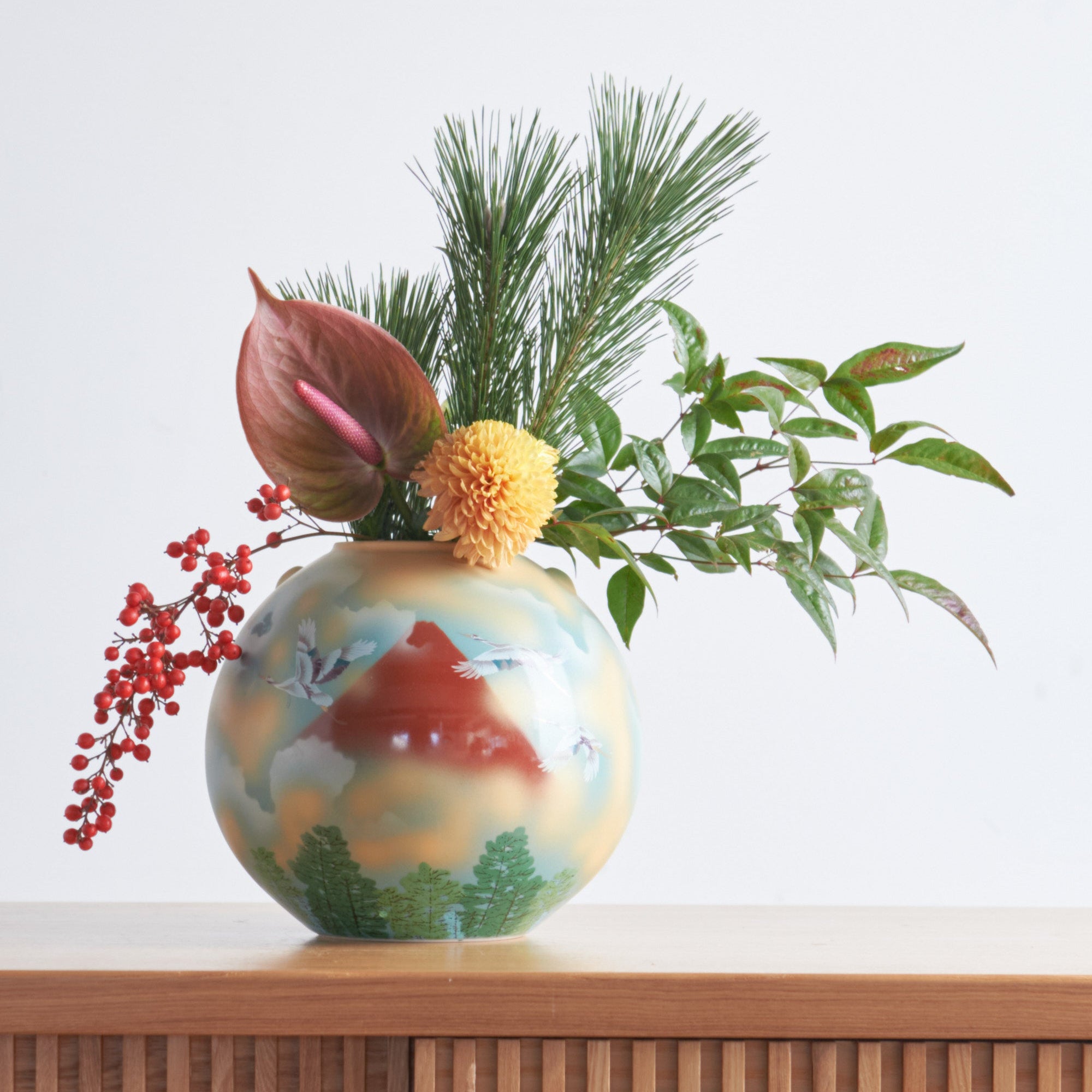 Jarrón de flores Fuji y grulla roja con soporte