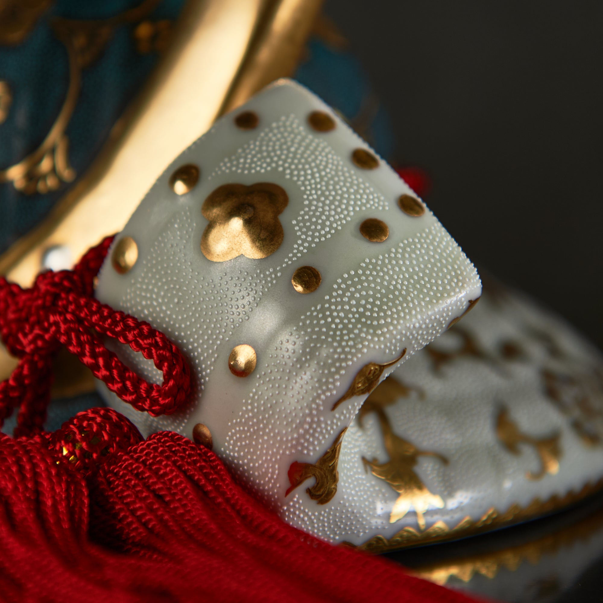 Morikin Aochibu und Shirochibu Hosoge Muster Kabuto Samurai Helm Ornament