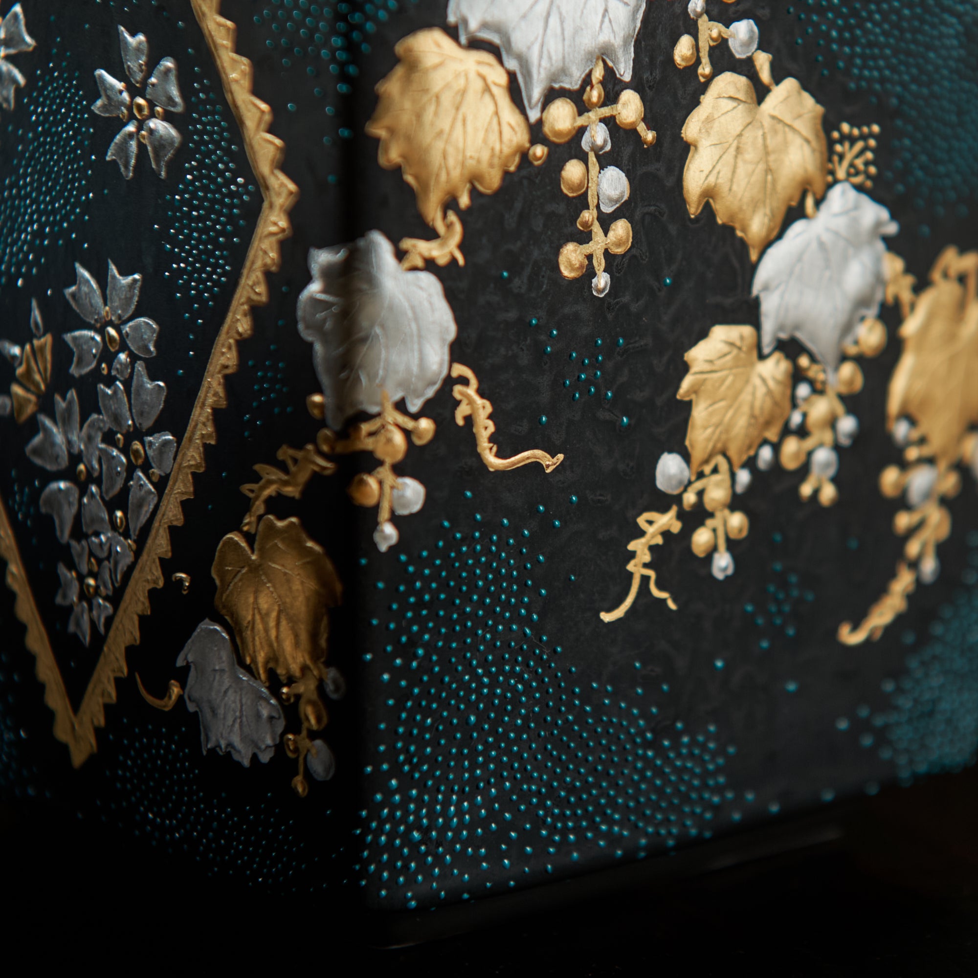 Morikin Aochibu Grape with Sakura and Maple Leaves Vase