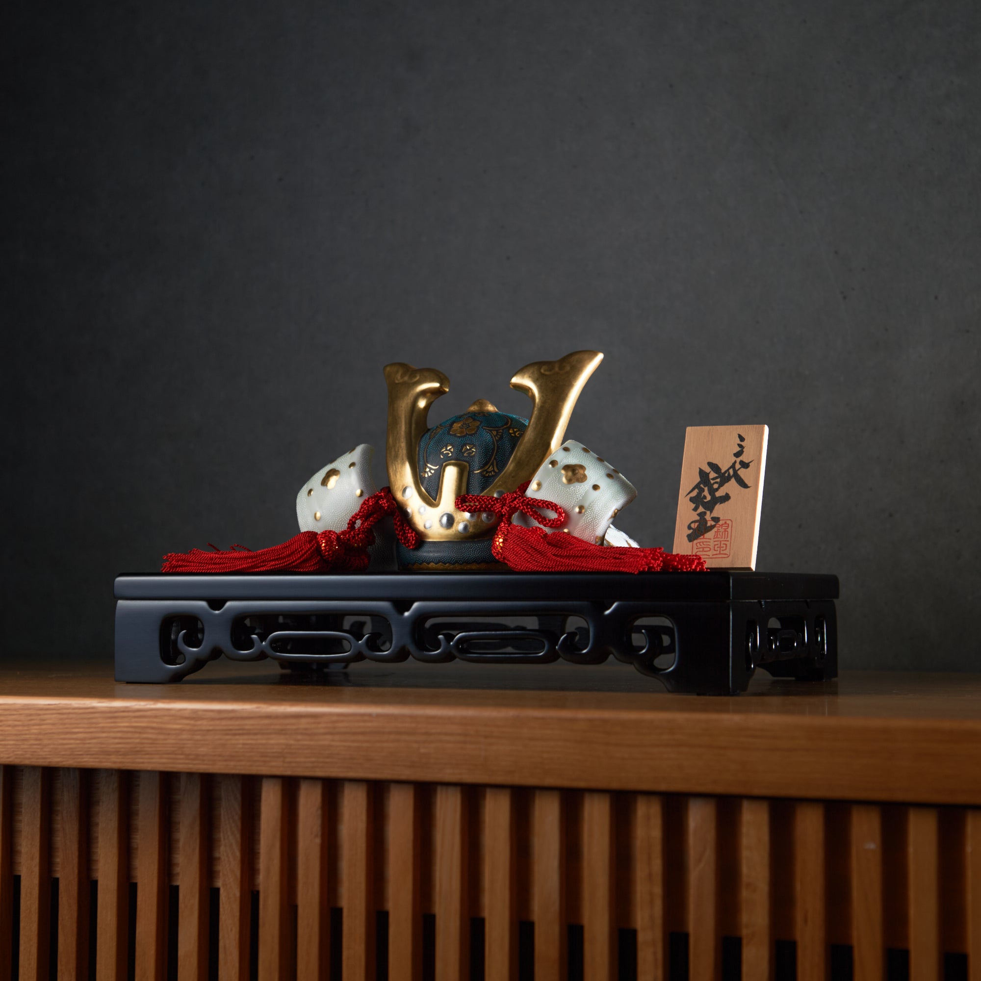 Morikin Aochibu und Shirochibu Hosoge Muster Kabuto Samurai Helm Ornament