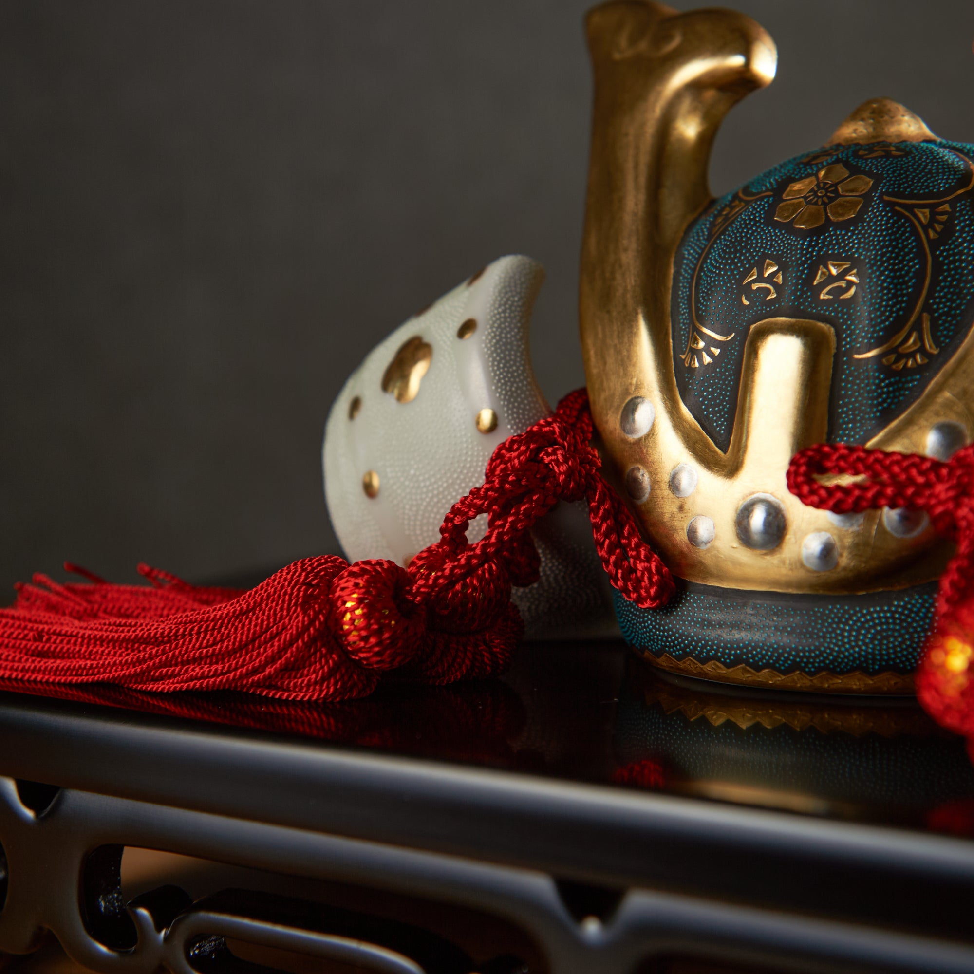 Morikin Aochibu und Shirochibu Hosoge Muster Kabuto Samurai Helm Ornament