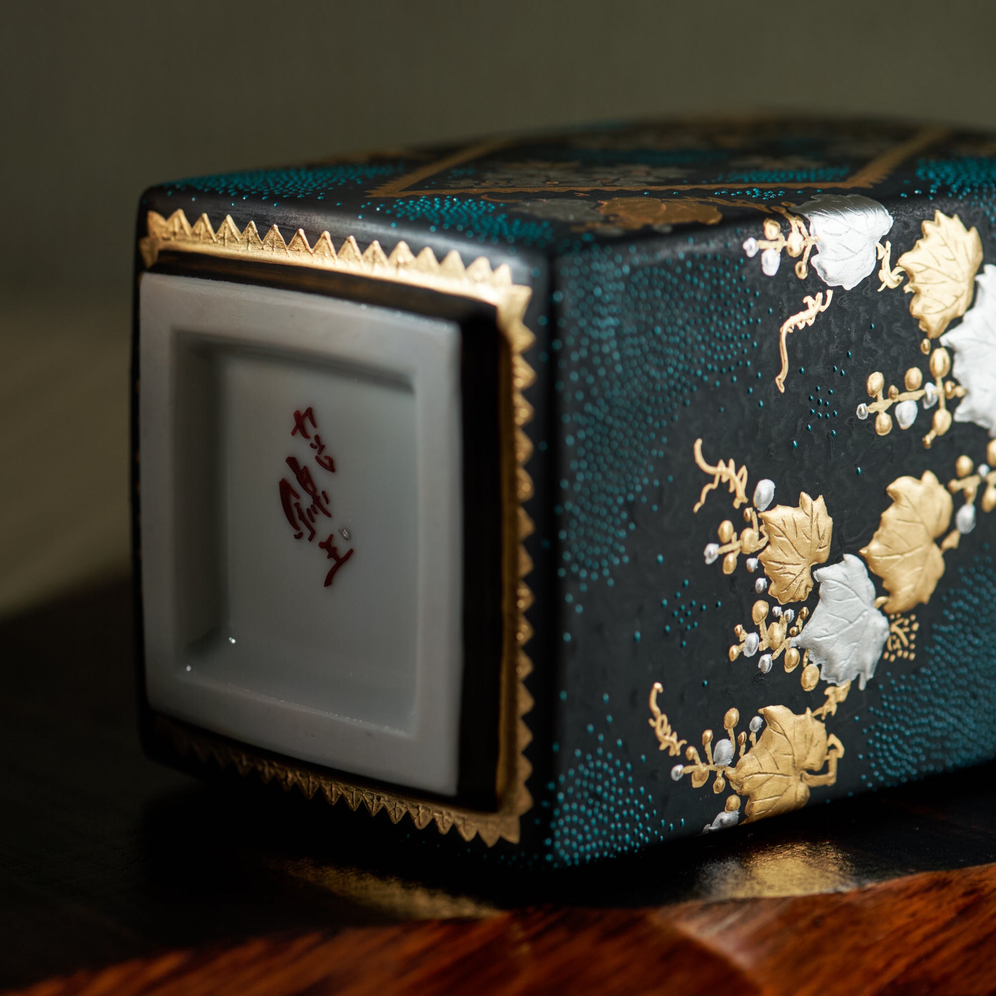 Morikin Aochibu Grape with Sakura and Maple Leaves Vase