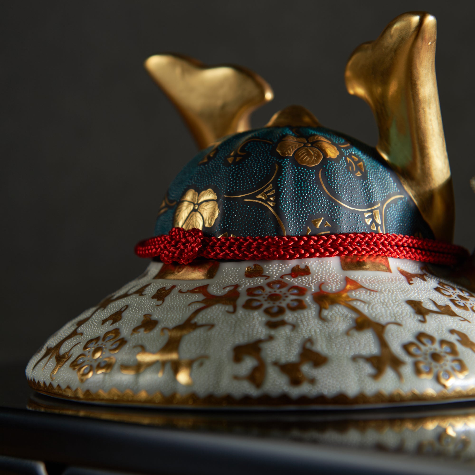 Morikin Aochibu und Shirochibu Hosoge Muster Kabuto Samurai Helm Ornament