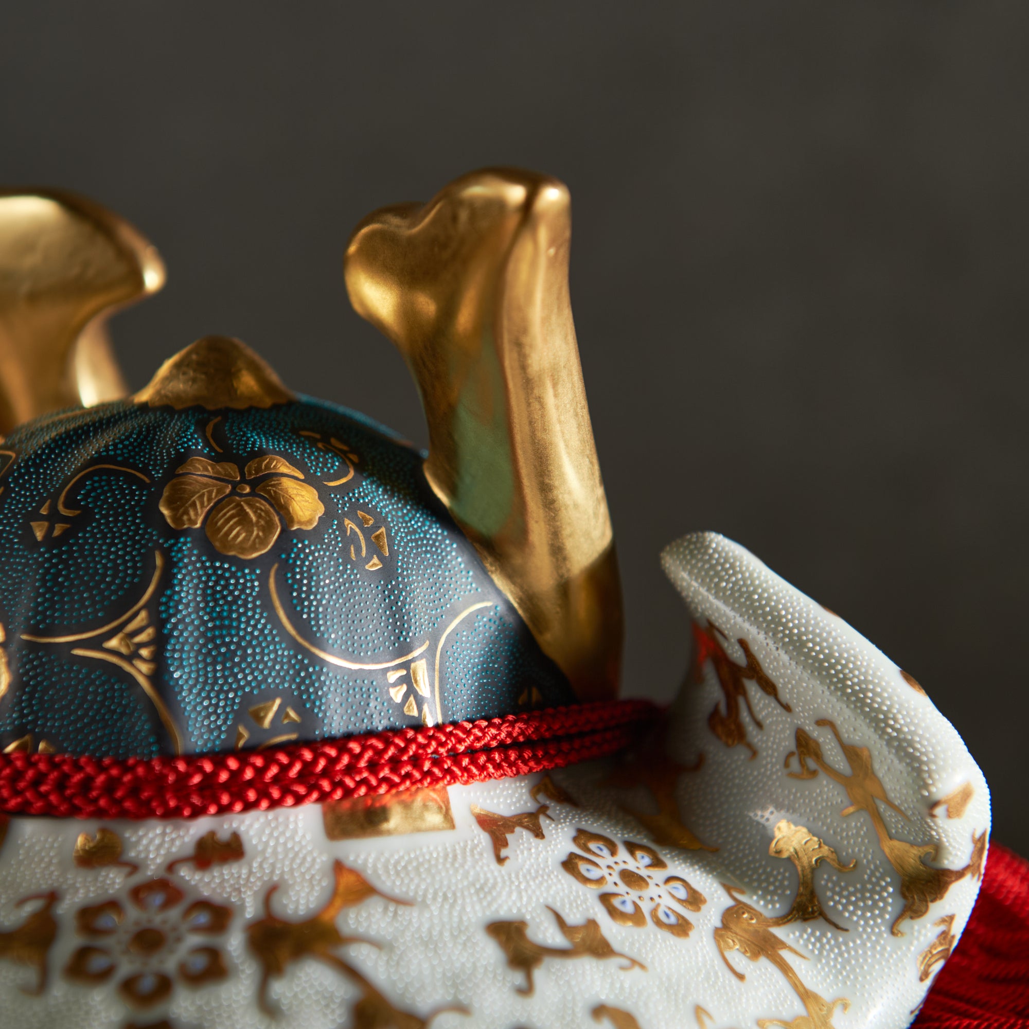 Morikin Aochibu und Shirochibu Hosoge Muster Kabuto Samurai Helm Ornament