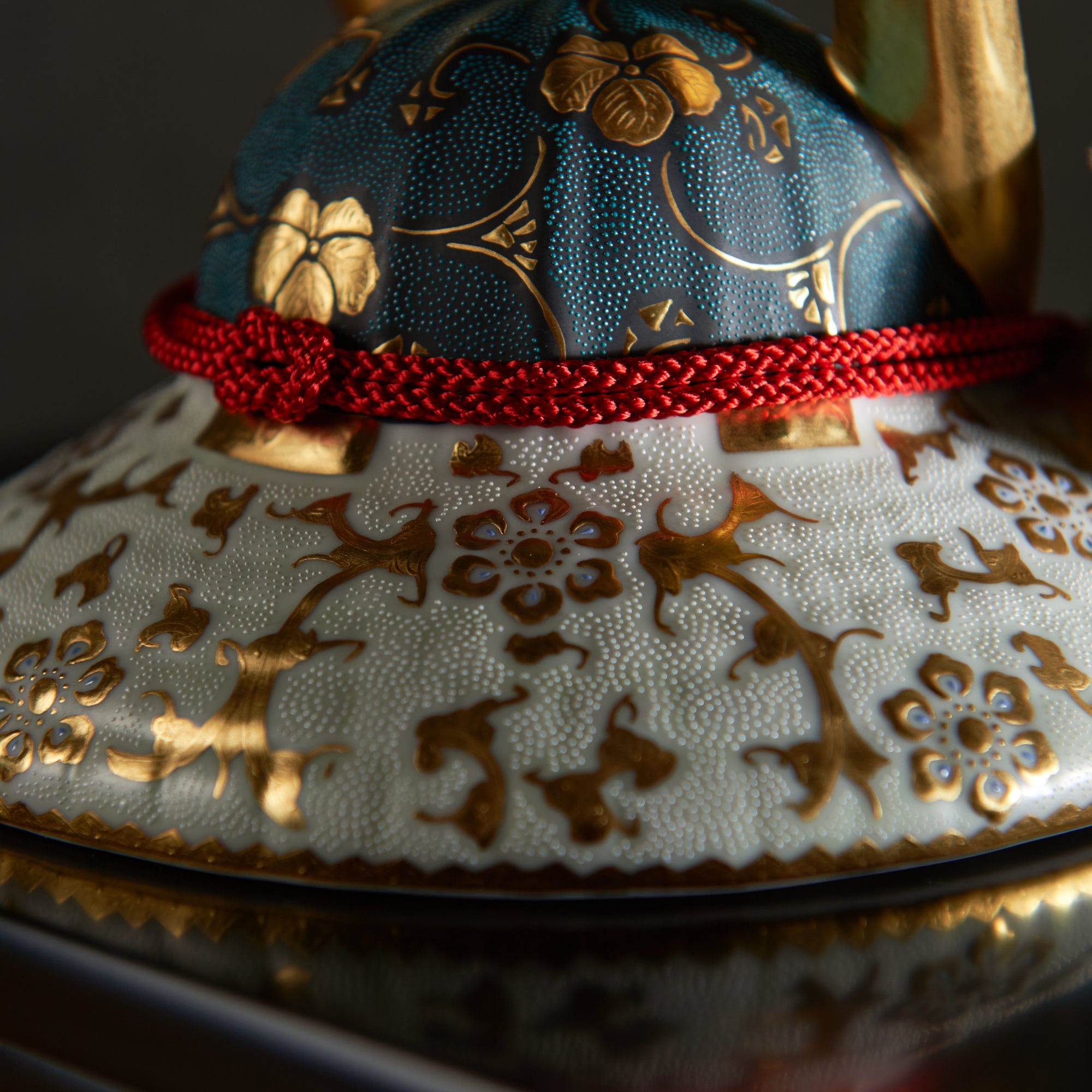 Morikin Aochibu und Shirochibu Hosoge Muster Kabuto Samurai Helm Ornament