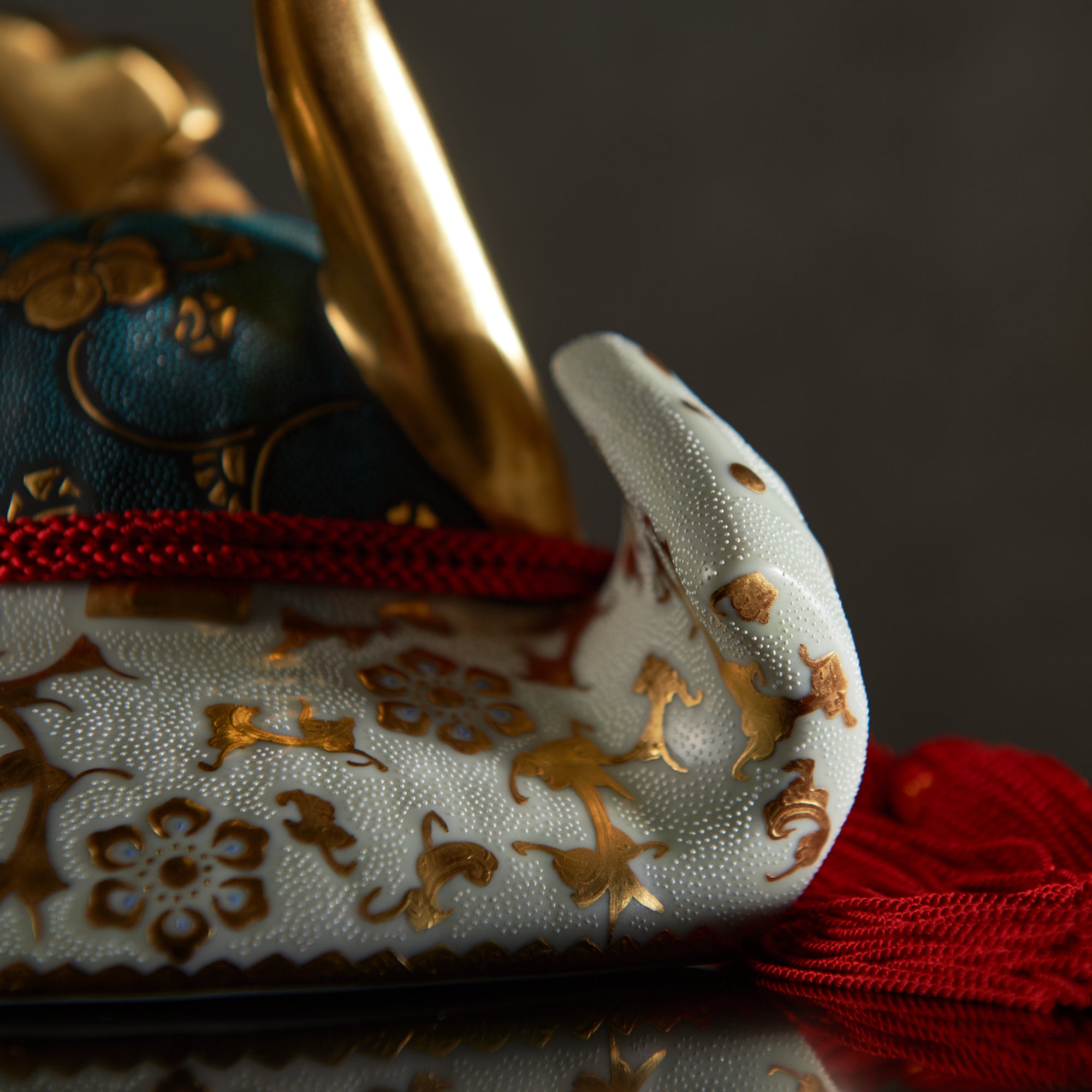 Morikin Aochibu und Shirochibu Hosoge Muster Kabuto Samurai Helm Ornament