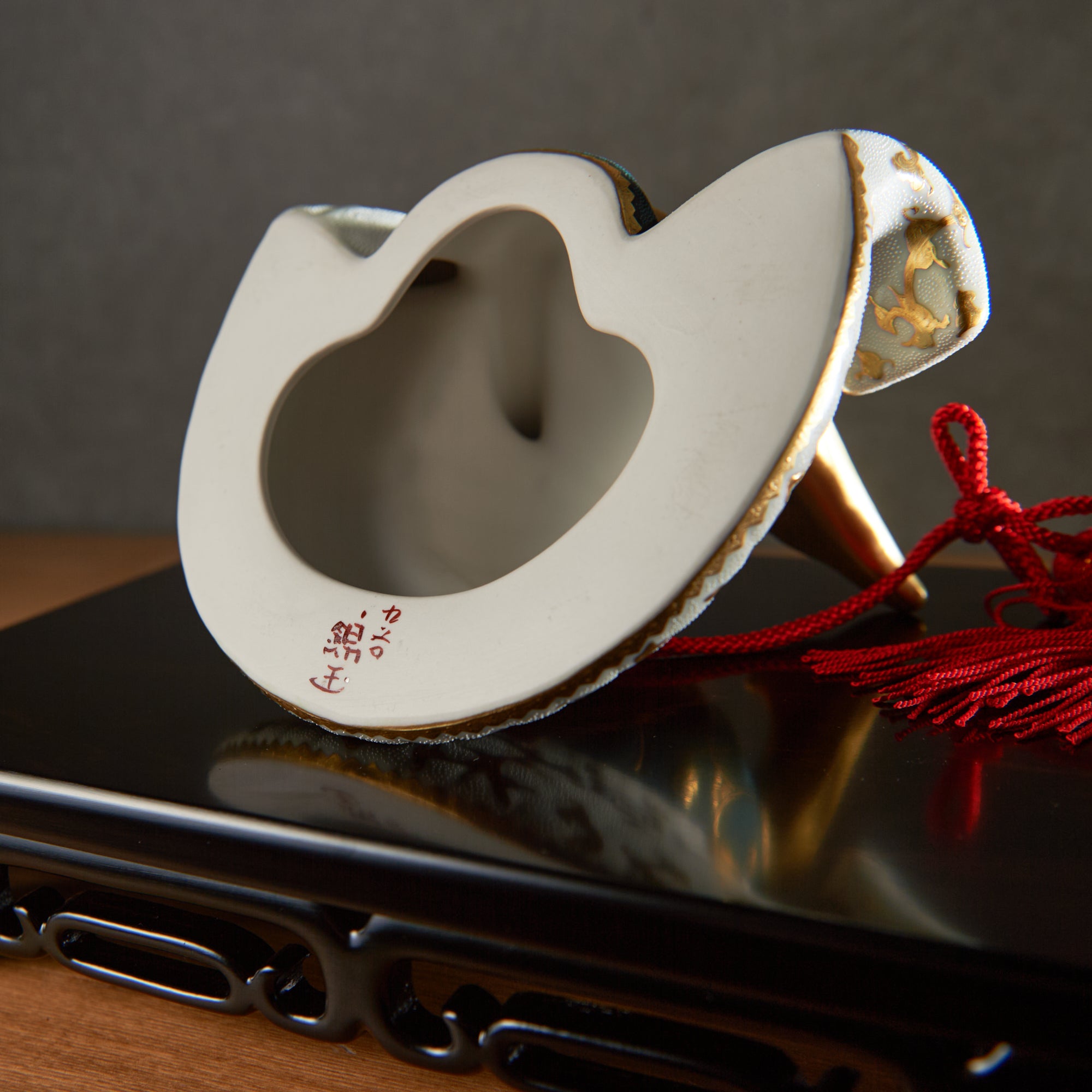 Morikin Aochibu und Shirochibu Hosoge Muster Kabuto Samurai Helm Ornament