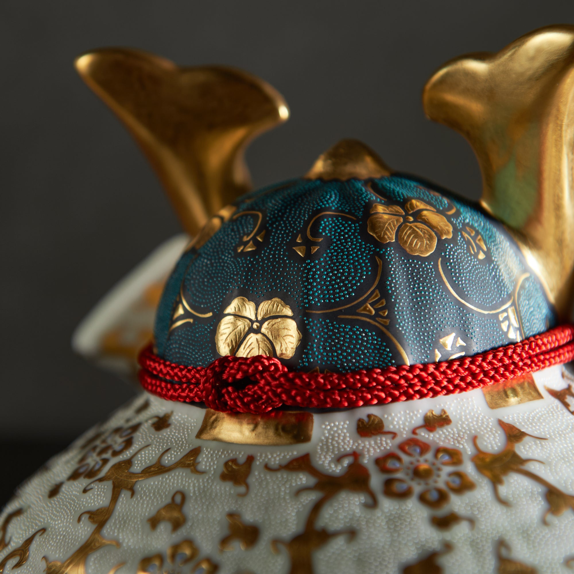 Morikin Aochibu und Shirochibu Hosoge Muster Kabuto Samurai Helm Ornament