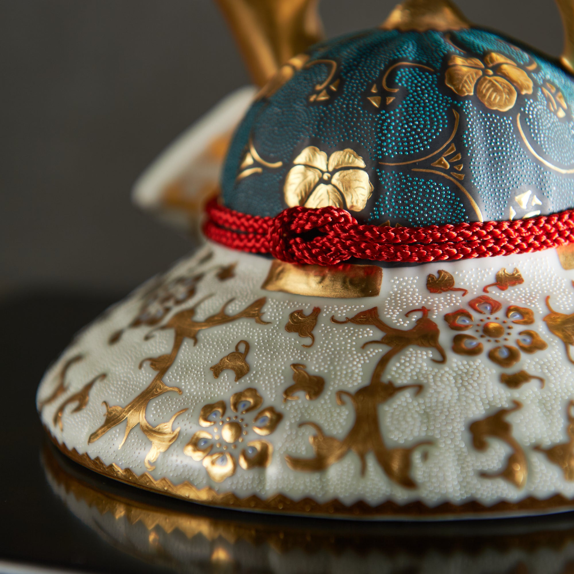 Morikin Aochibu und Shirochibu Hosoge Muster Kabuto Samurai Helm Ornament