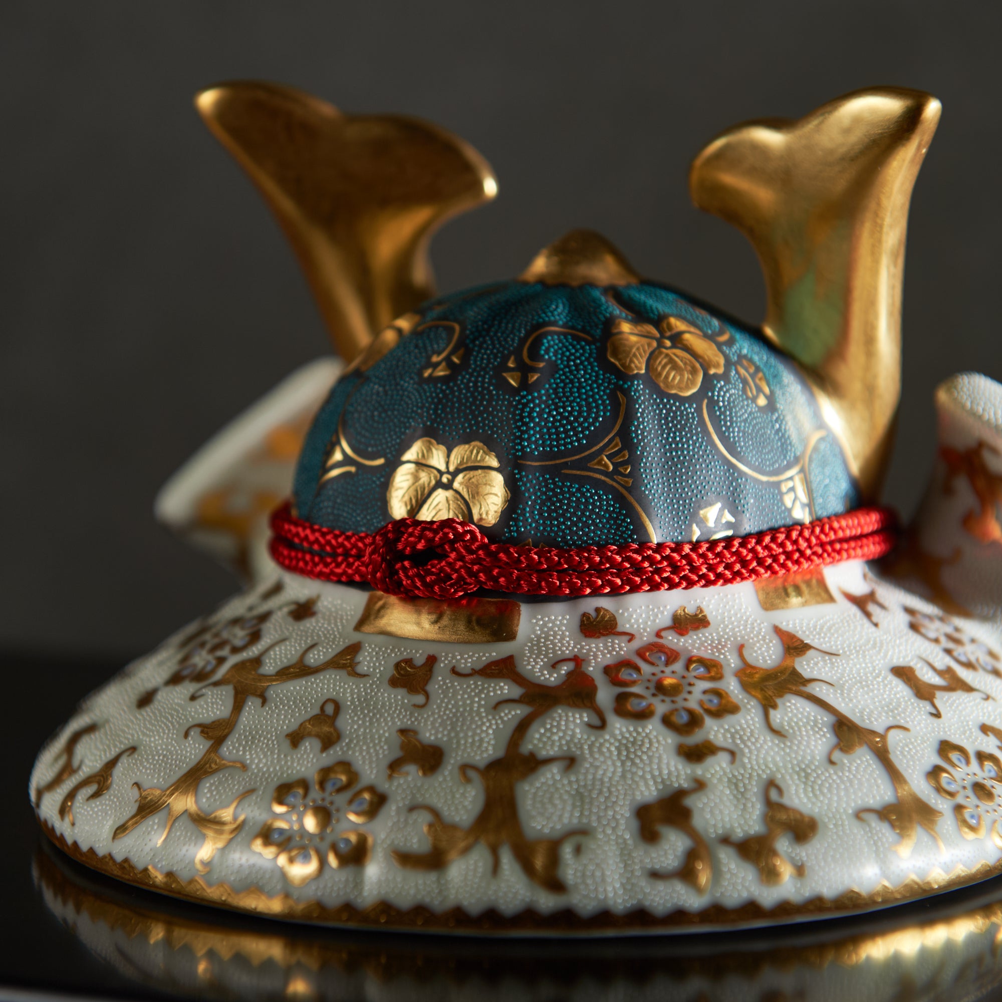 Morikin Aochibu und Shirochibu Hosoge Muster Kabuto Samurai Helm Ornament