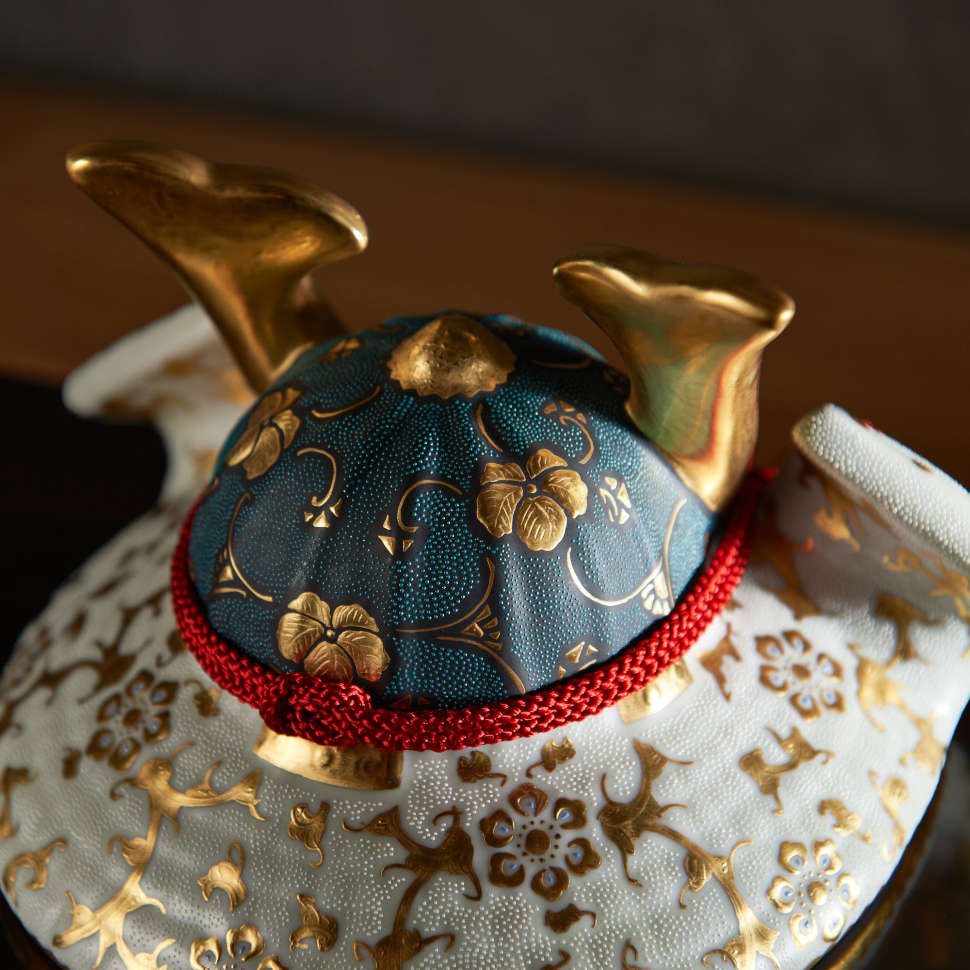 Morikin Aochibu und Shirochibu Hosoge Muster Kabuto Samurai Helm Ornament