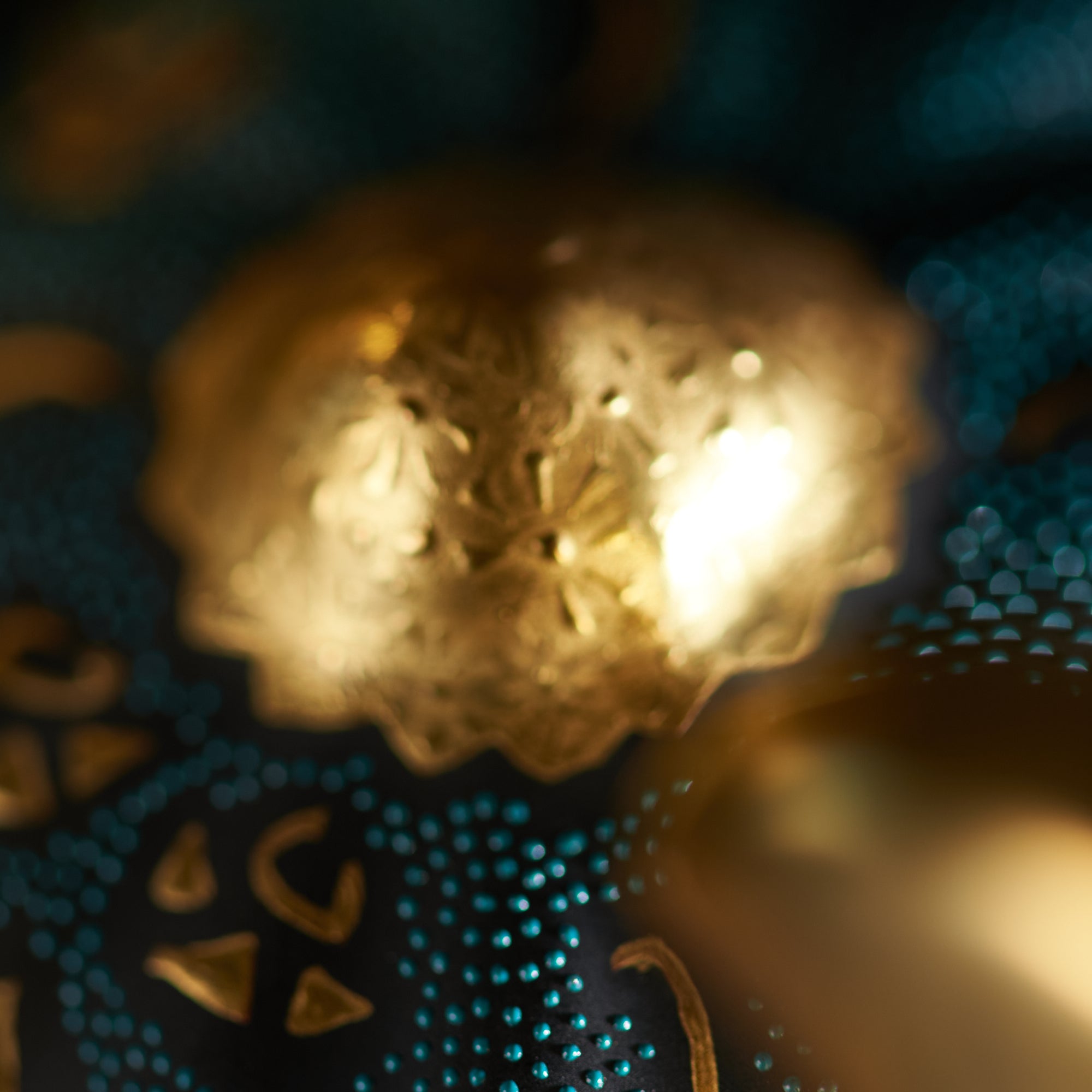 Morikin Aochibu und Shirochibu Hosoge Muster Kabuto Samurai Helm Ornament