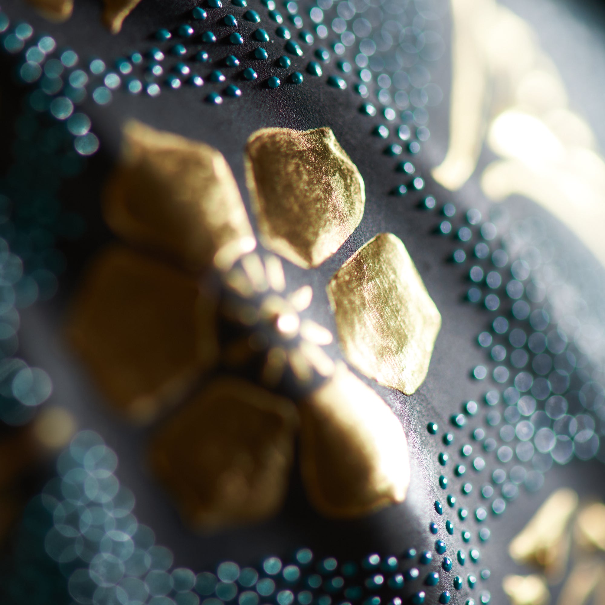 Morikin Aochibu und Shirochibu Hosoge Muster Kabuto Samurai Helm Ornament