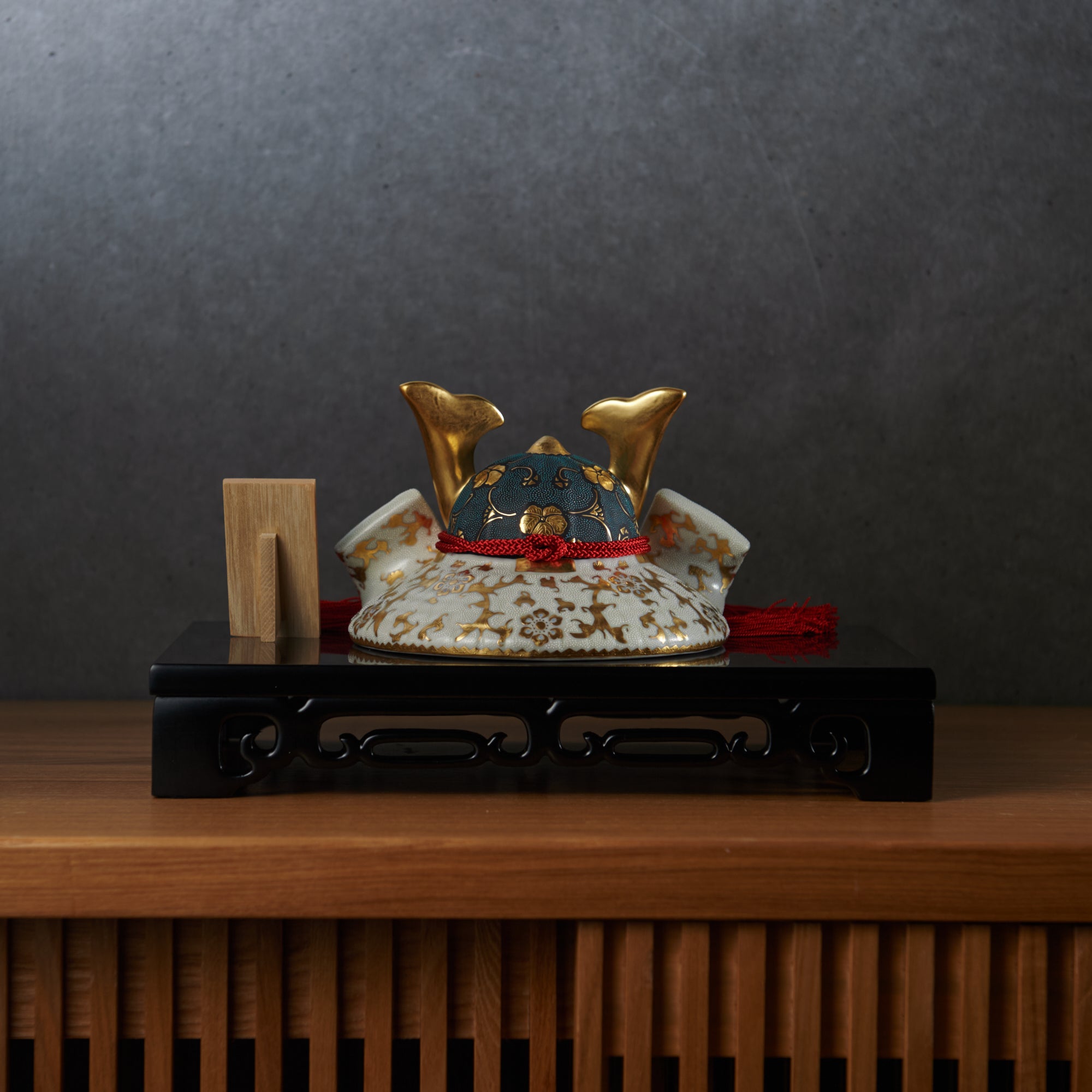 Morikin Aochibu und Shirochibu Hosoge Muster Kabuto Samurai Helm Ornament