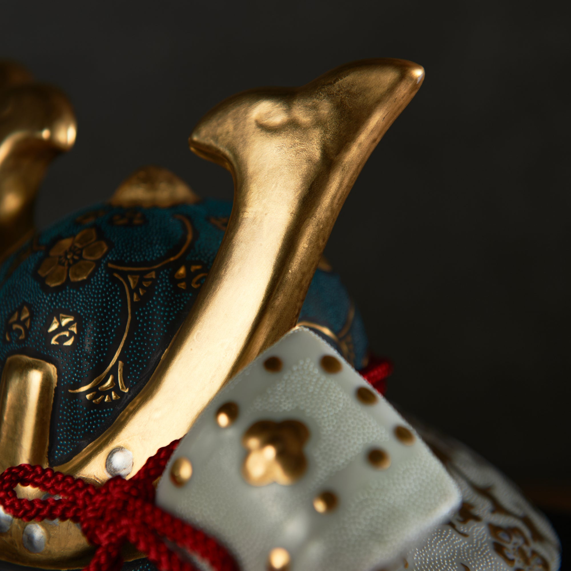 Morikin Aochibu und Shirochibu Hosoge Muster Kabuto Samurai Helm Ornament