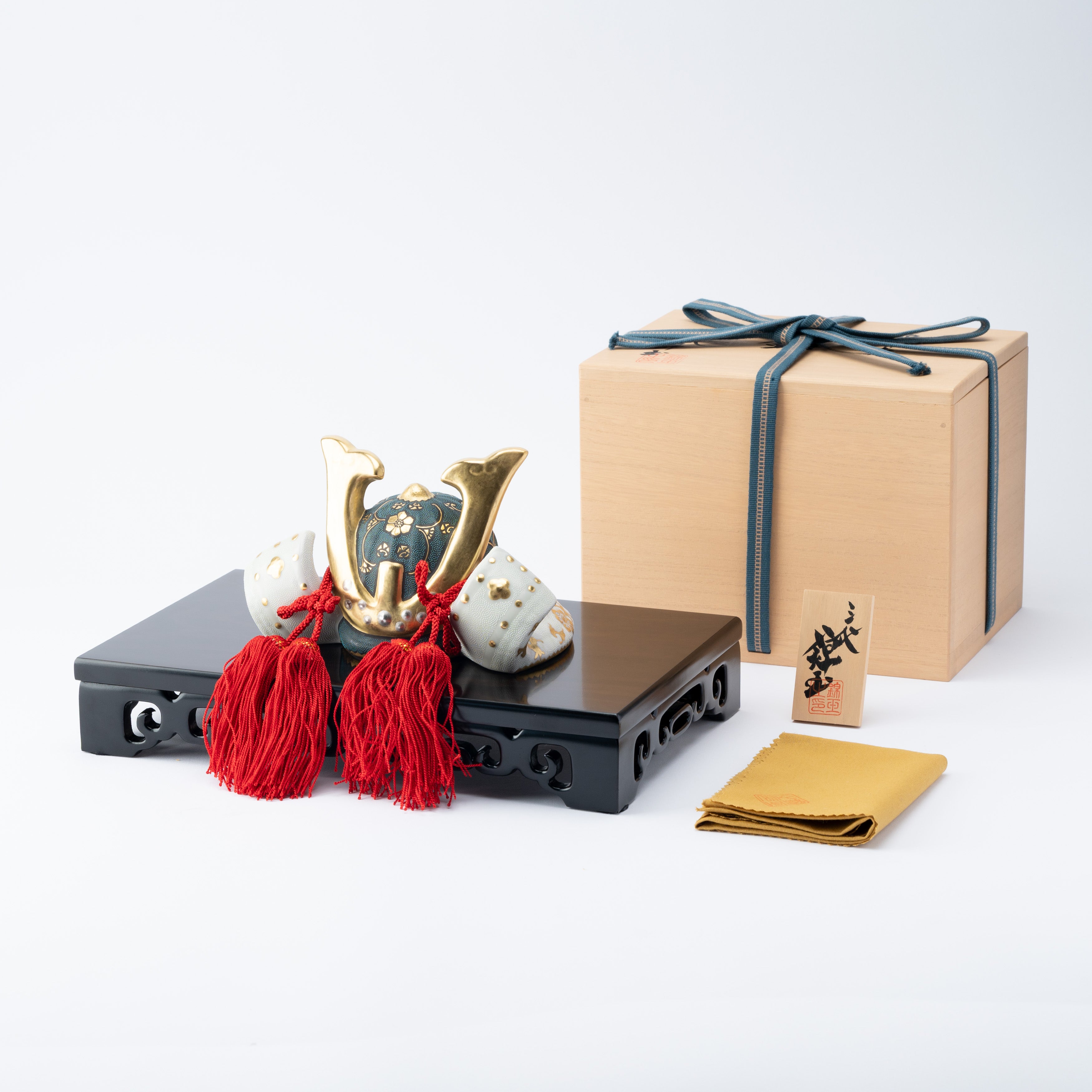 Morikin Aochibu und Shirochibu Hosoge Muster Kabuto Samurai Helm Ornament