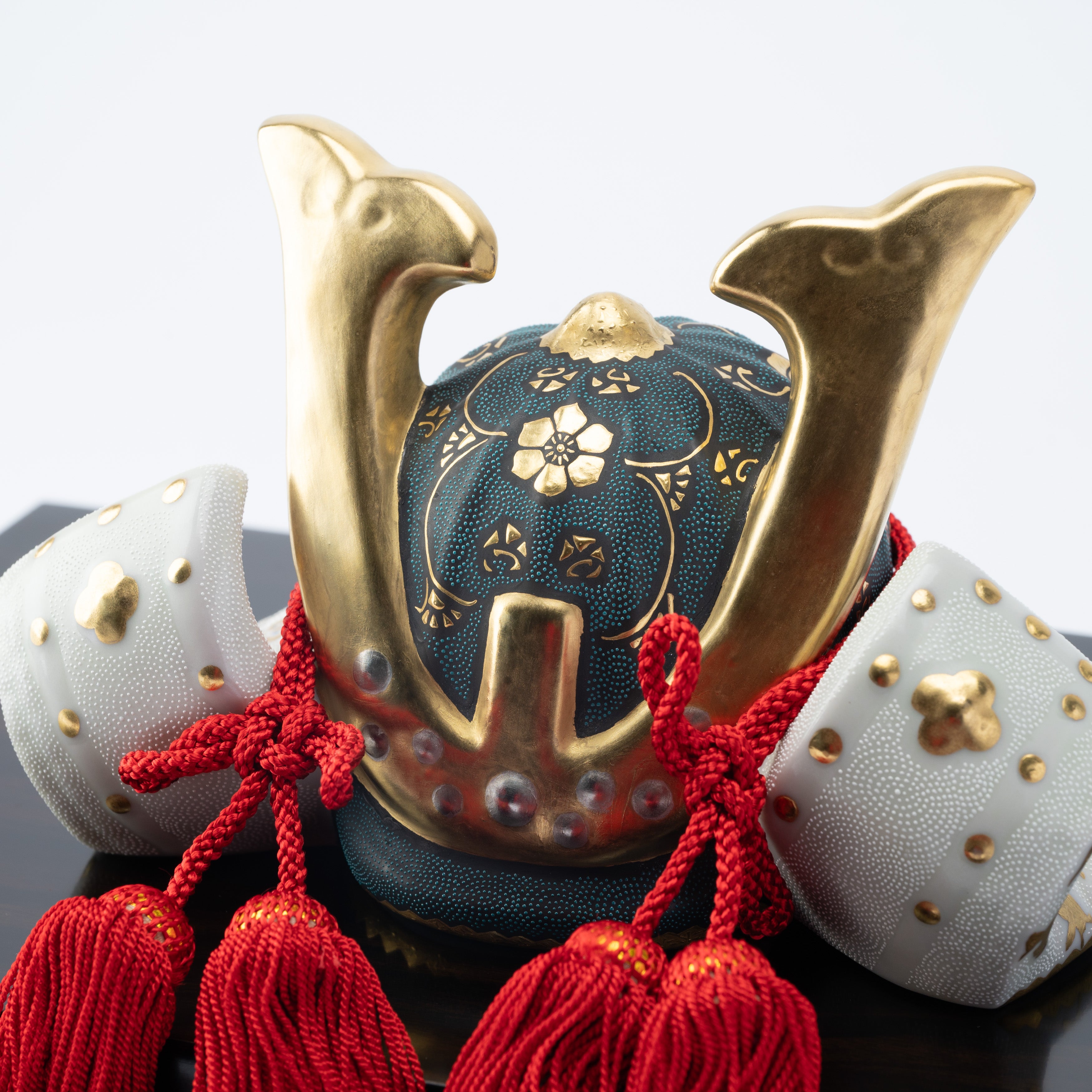 Morikin Aochibu und Shirochibu Hosoge Muster Kabuto Samurai Helm Ornament