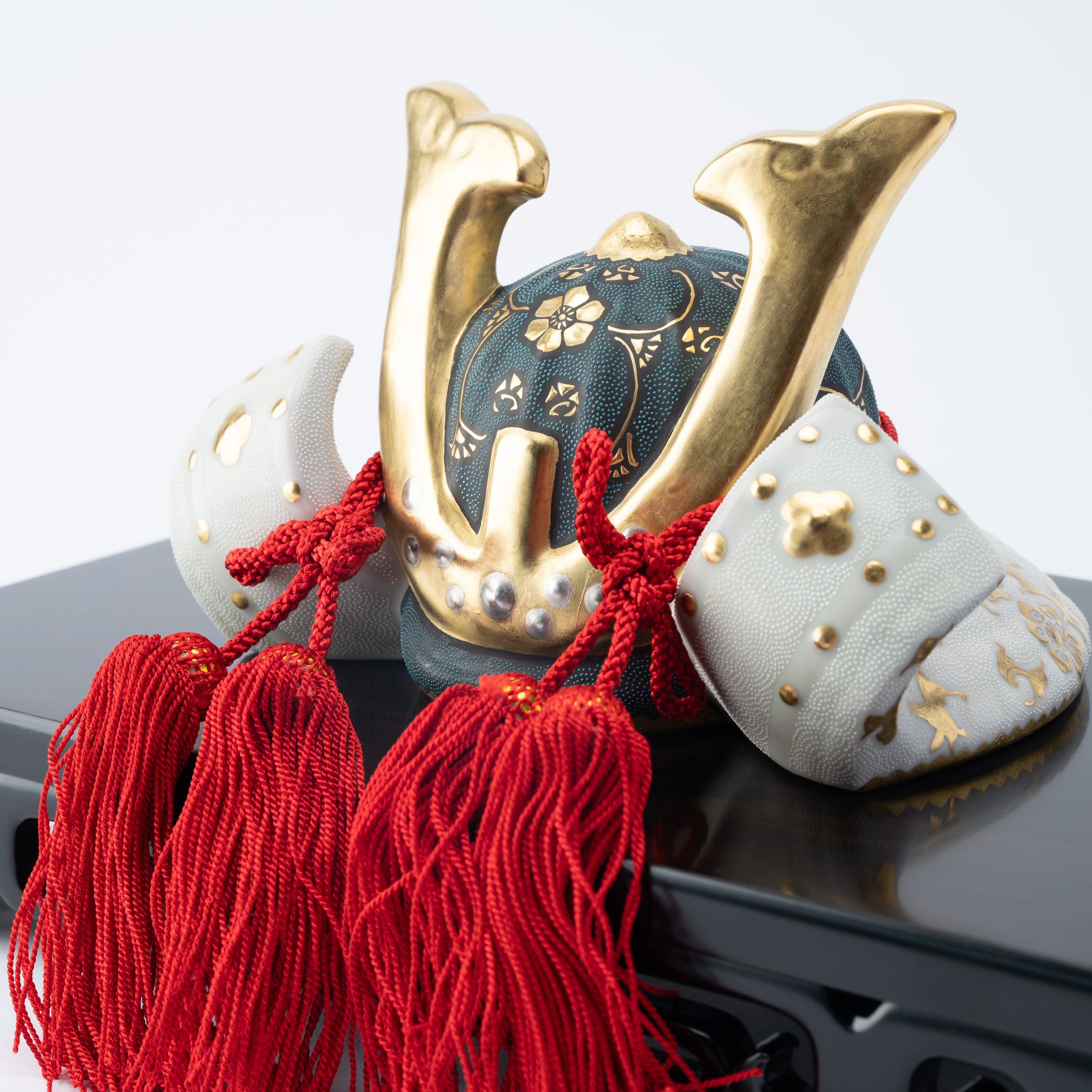 Morikin Aochibu und Shirochibu Hosoge Muster Kabuto Samurai Helm Ornament