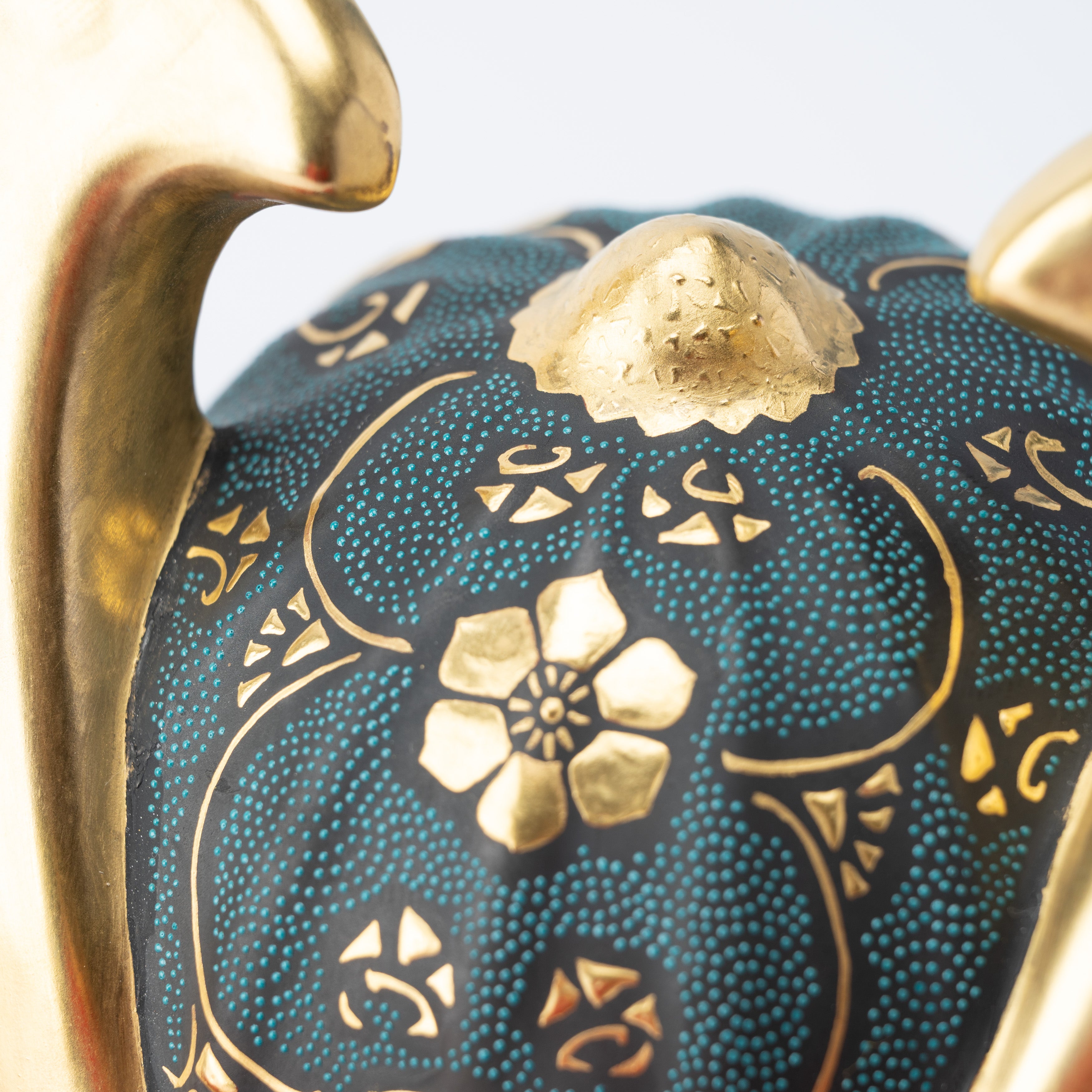 Morikin Aochibu und Shirochibu Hosoge Muster Kabuto Samurai Helm Ornament