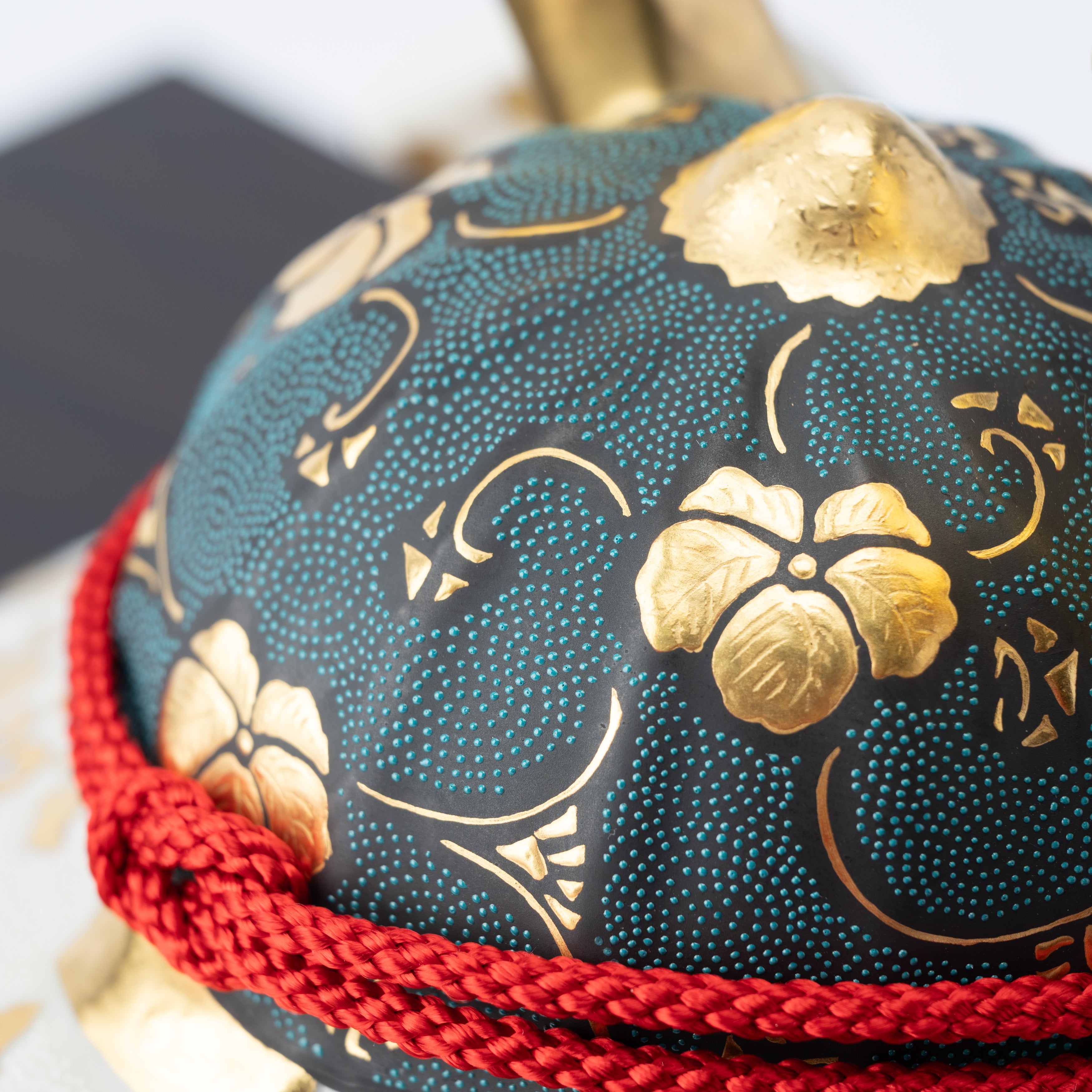 Morikin Aochibu und Shirochibu Hosoge Muster Kabuto Samurai Helm Ornament