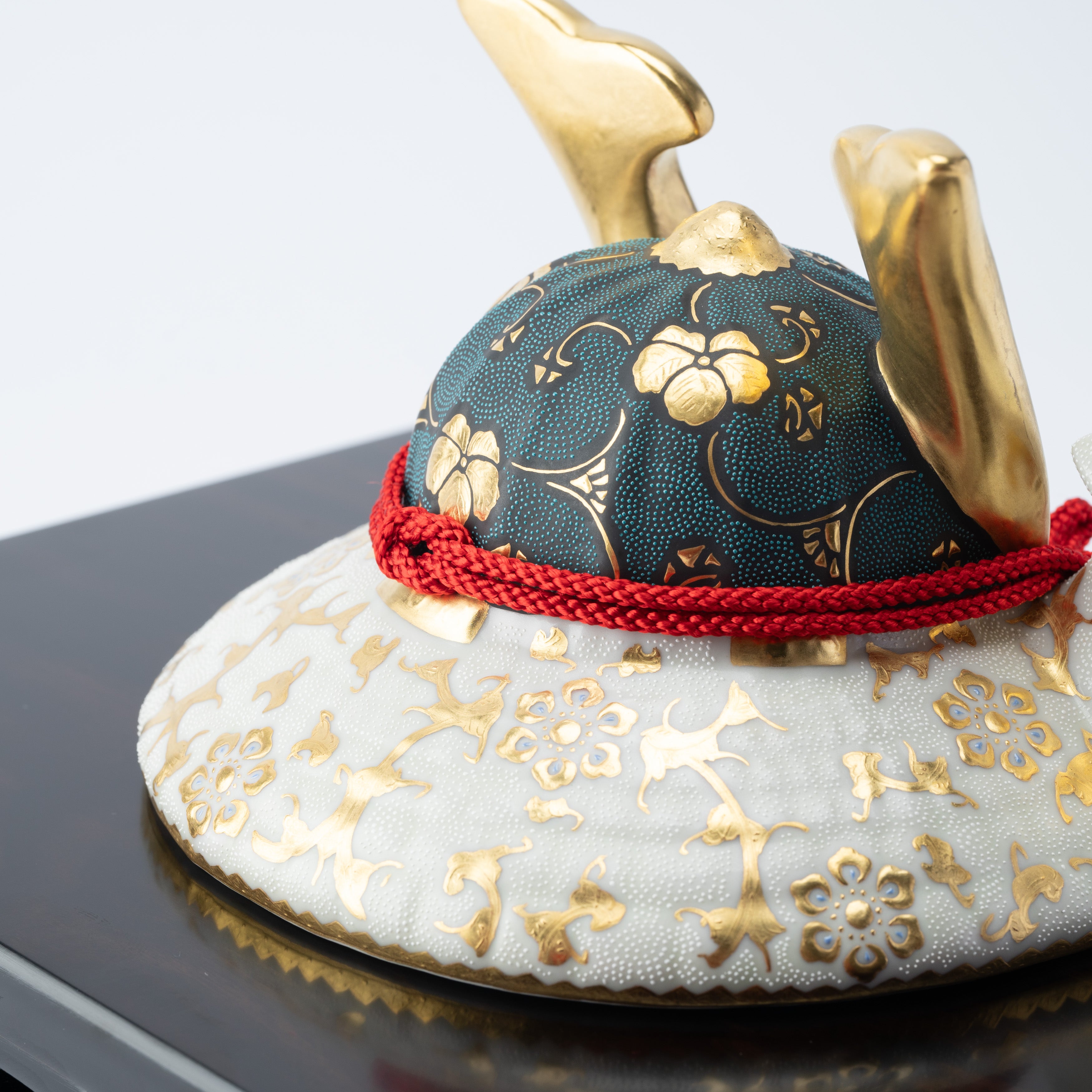 Morikin Aochibu und Shirochibu Hosoge Muster Kabuto Samurai Helm Ornament