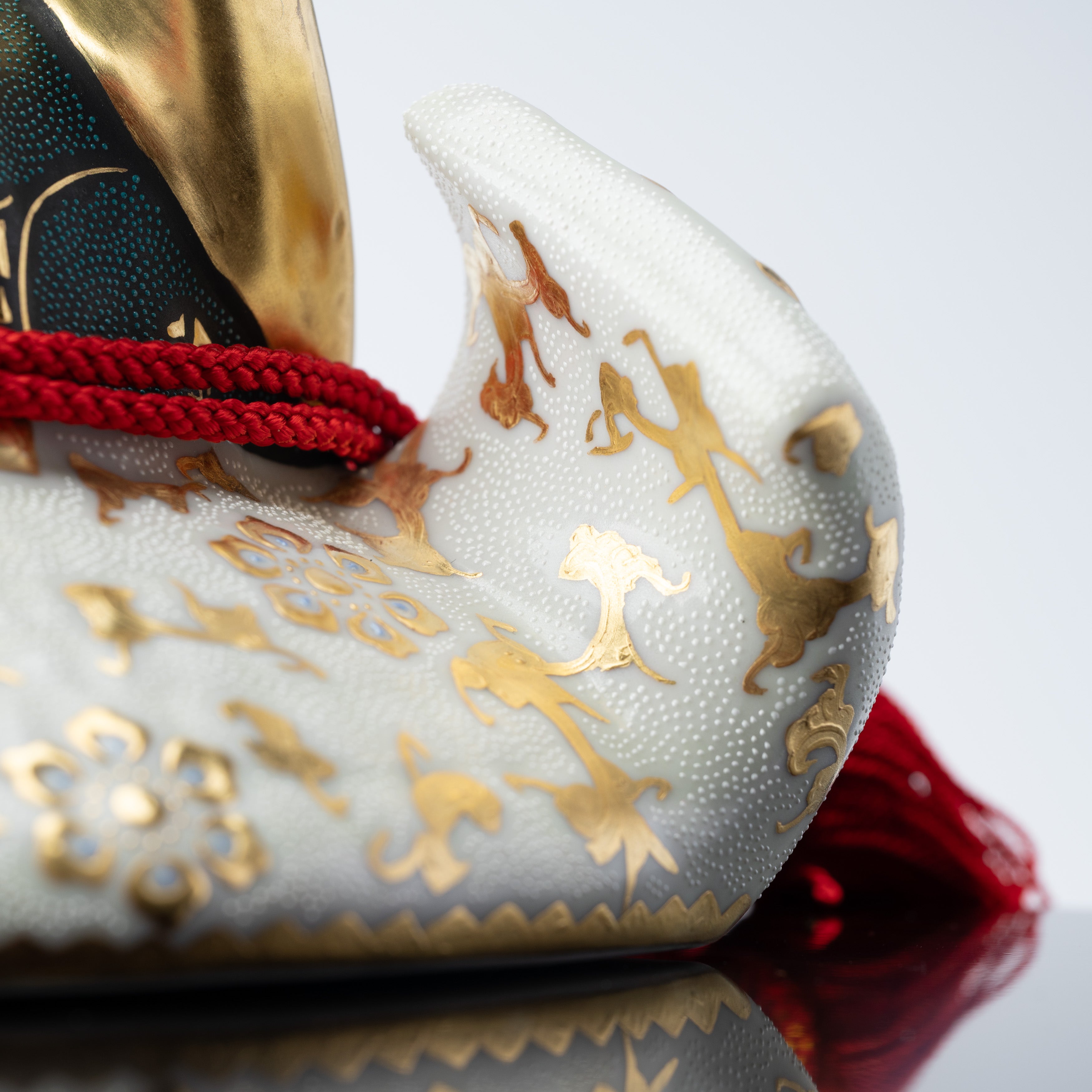 Morikin Aochibu und Shirochibu Hosoge Muster Kabuto Samurai Helm Ornament