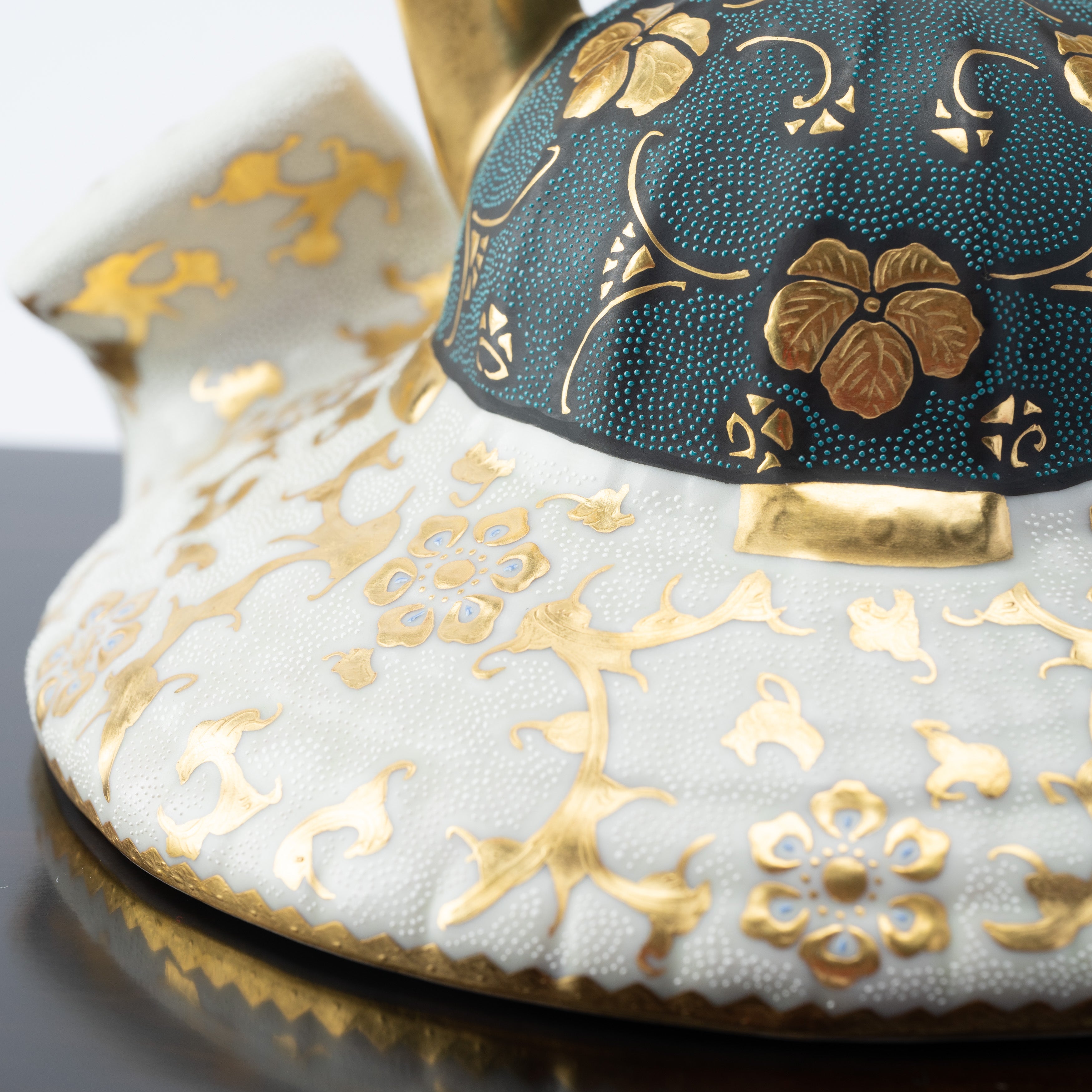 Morikin Aochibu und Shirochibu Hosoge Muster Kabuto Samurai Helm Ornament