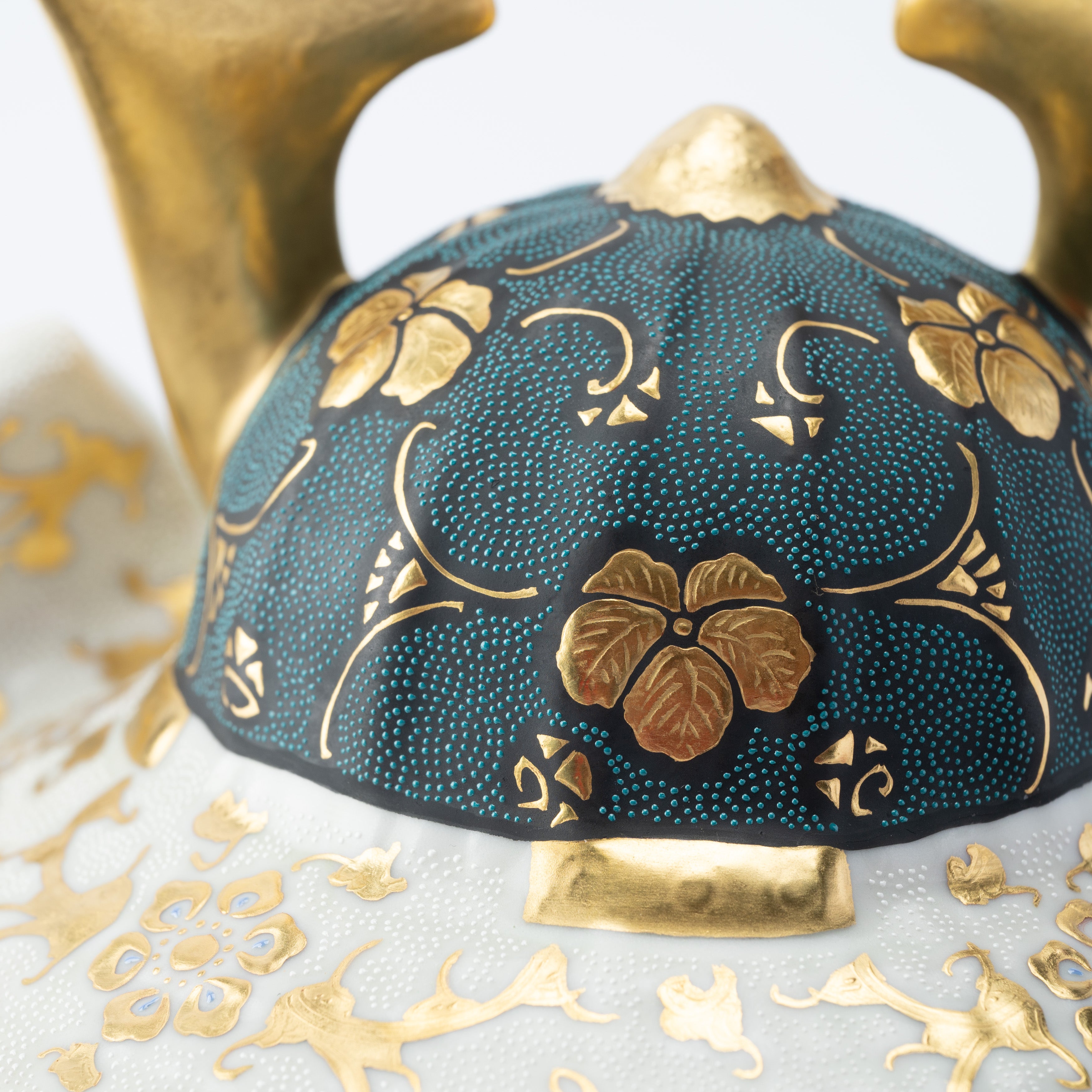 Morikin Aochibu und Shirochibu Hosoge Muster Kabuto Samurai Helm Ornament