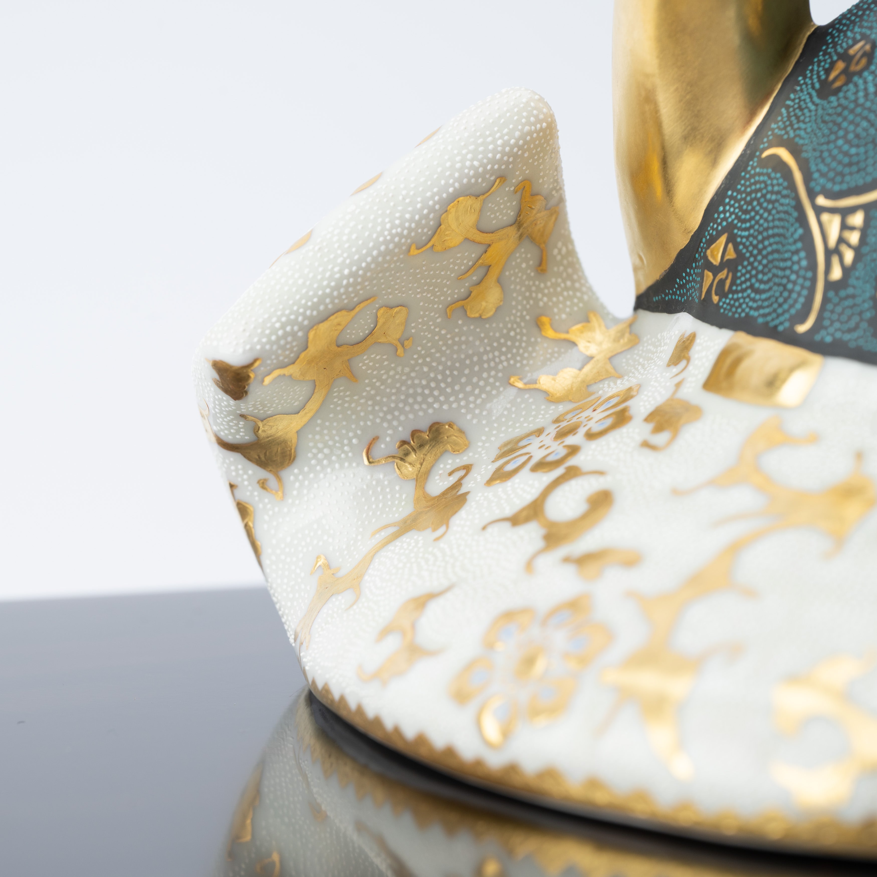 Morikin Aochibu und Shirochibu Hosoge Muster Kabuto Samurai Helm Ornament