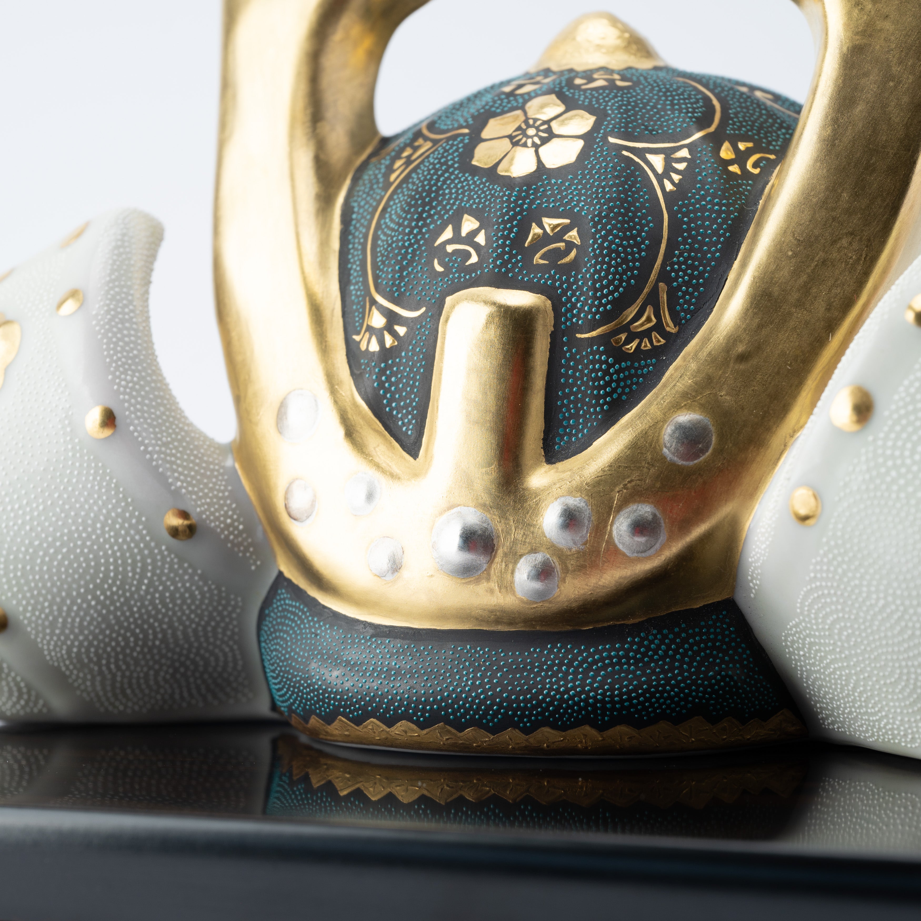 Morikin Aochibu und Shirochibu Hosoge Muster Kabuto Samurai Helm Ornament