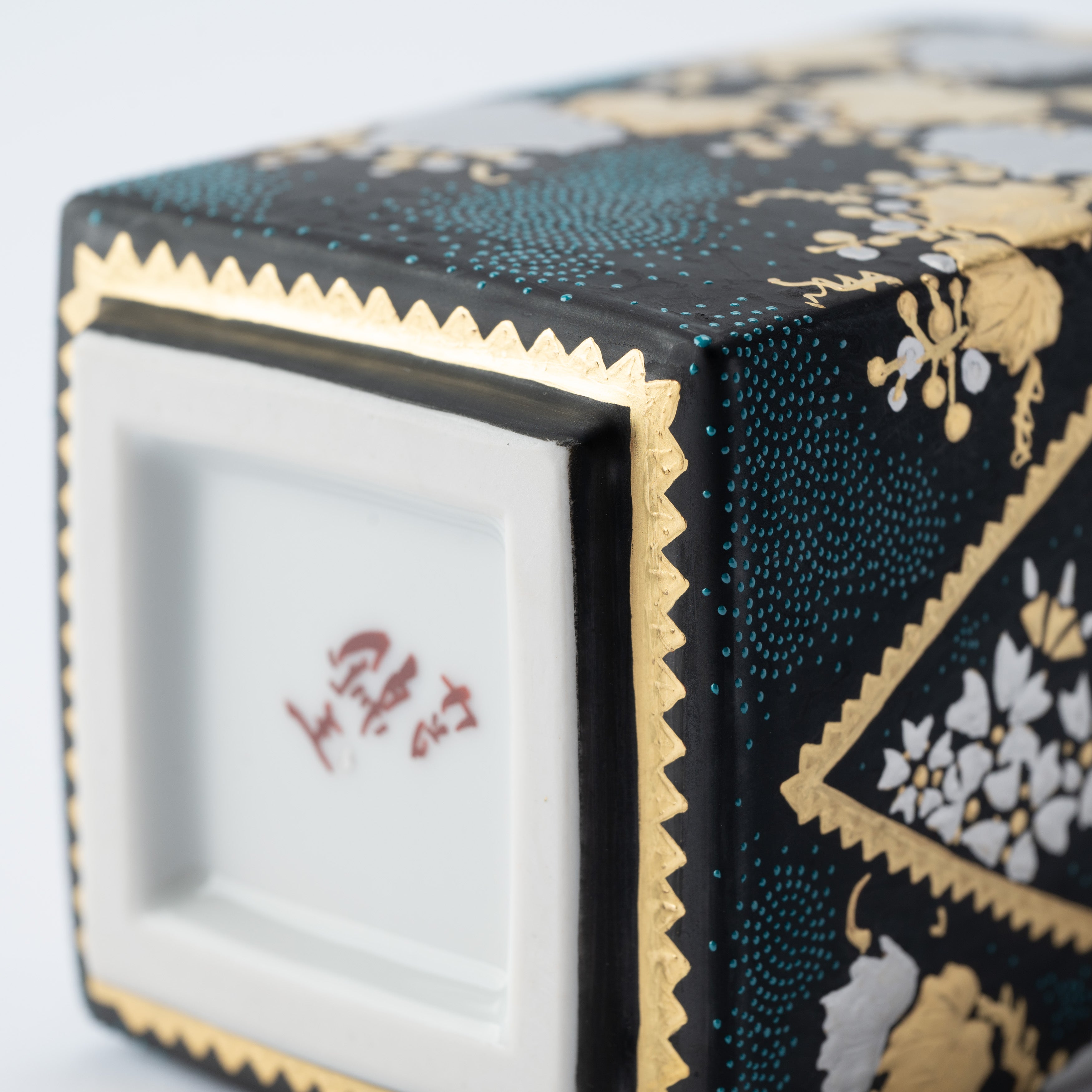 Morikin Aochibu Grape with Sakura and Maple Leaves Vase
