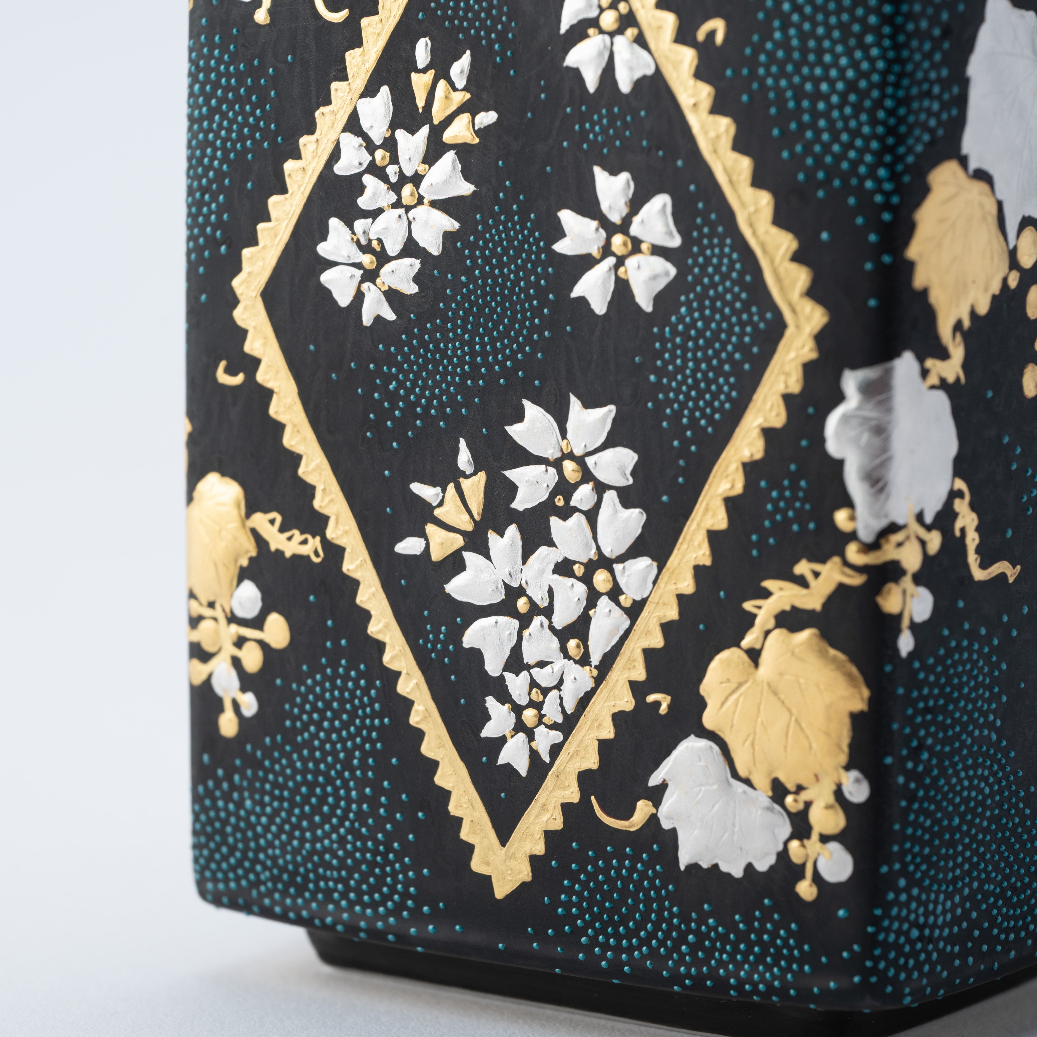 Morikin Aochibu Grape with Sakura and Maple Leaves Vase