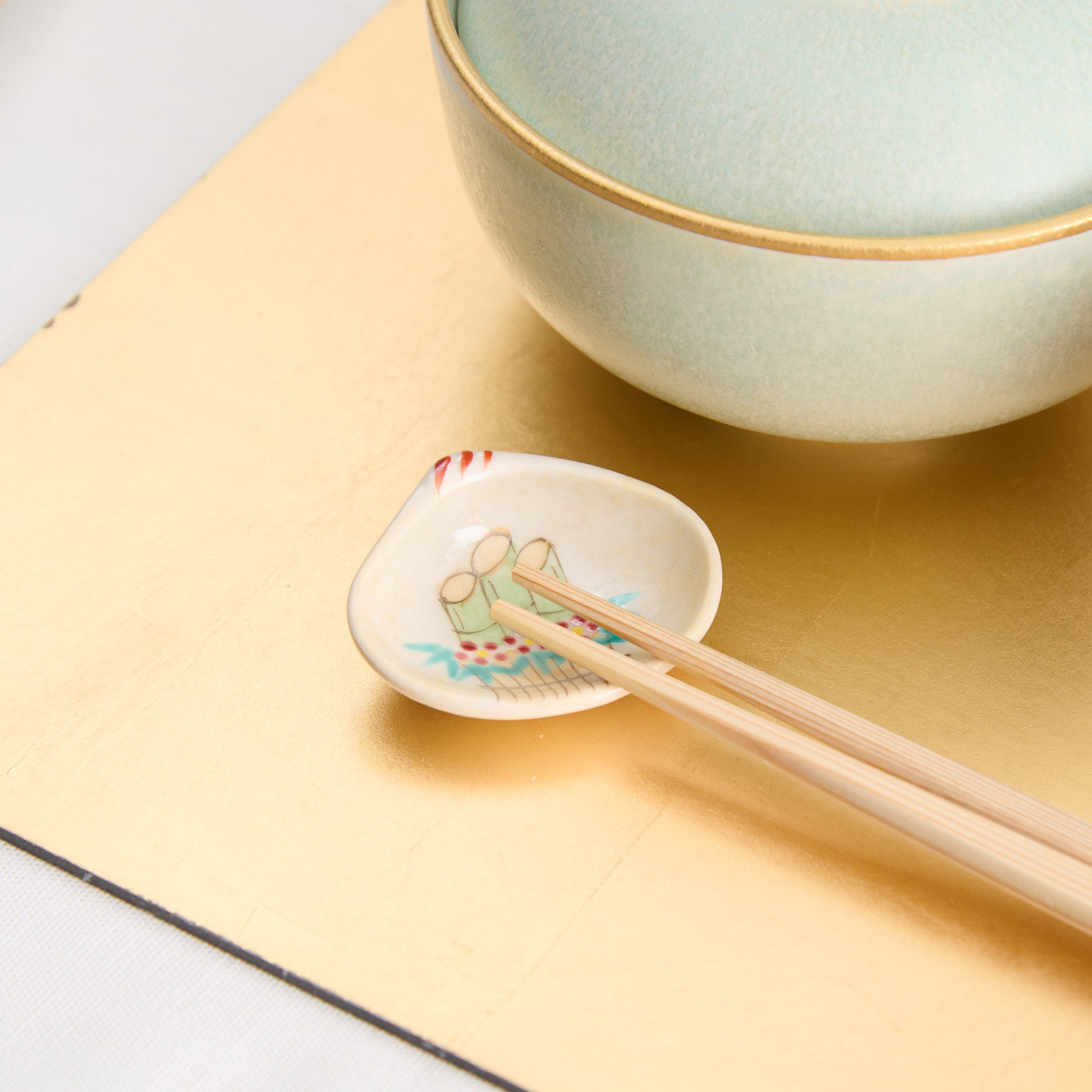 Hozan Kiln Shell-Shaped Kadomatsu and Kagami Mochi Kyo Ware Chopstick Rest Set