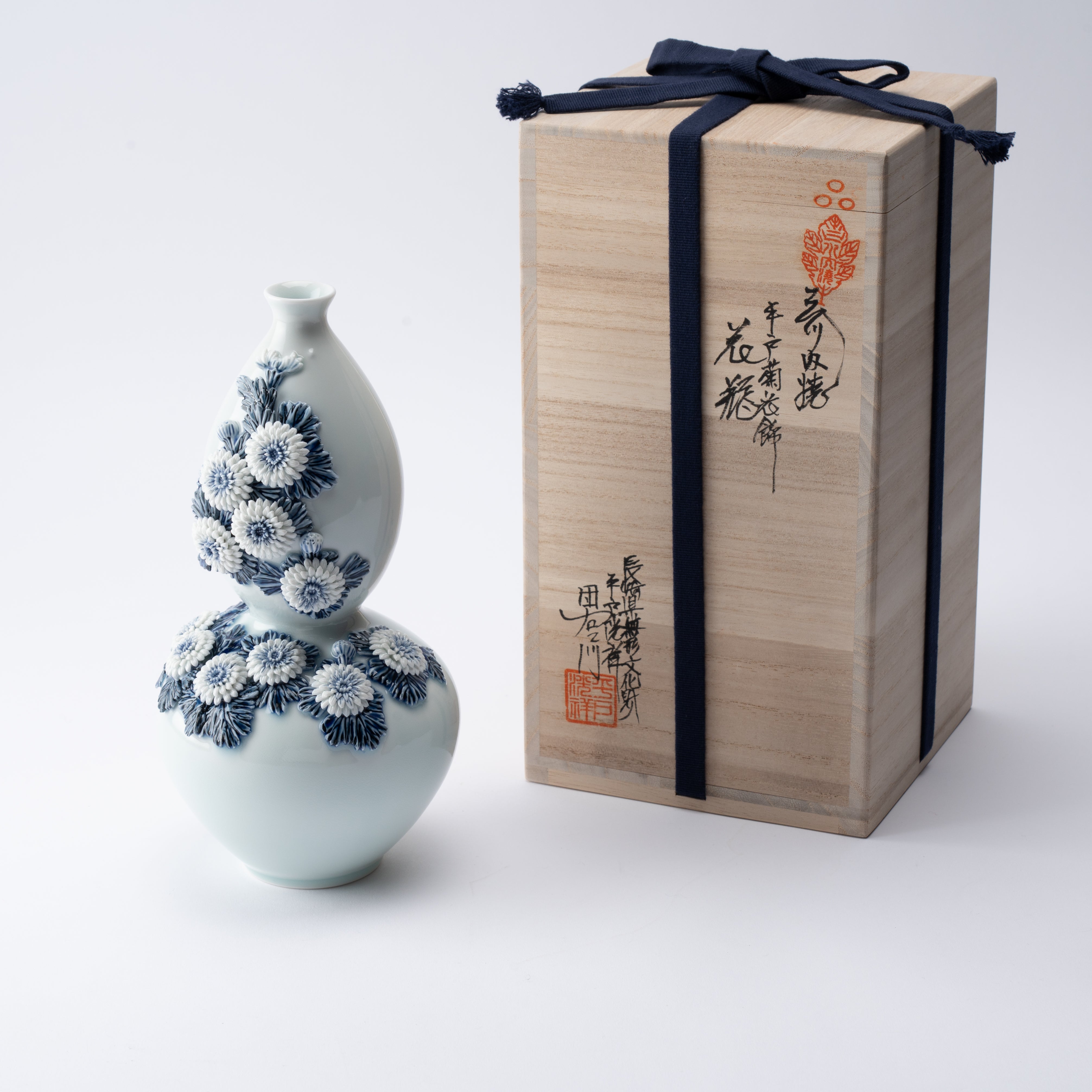 Hirado Chrysanthemum Sometsuke Flower Vase