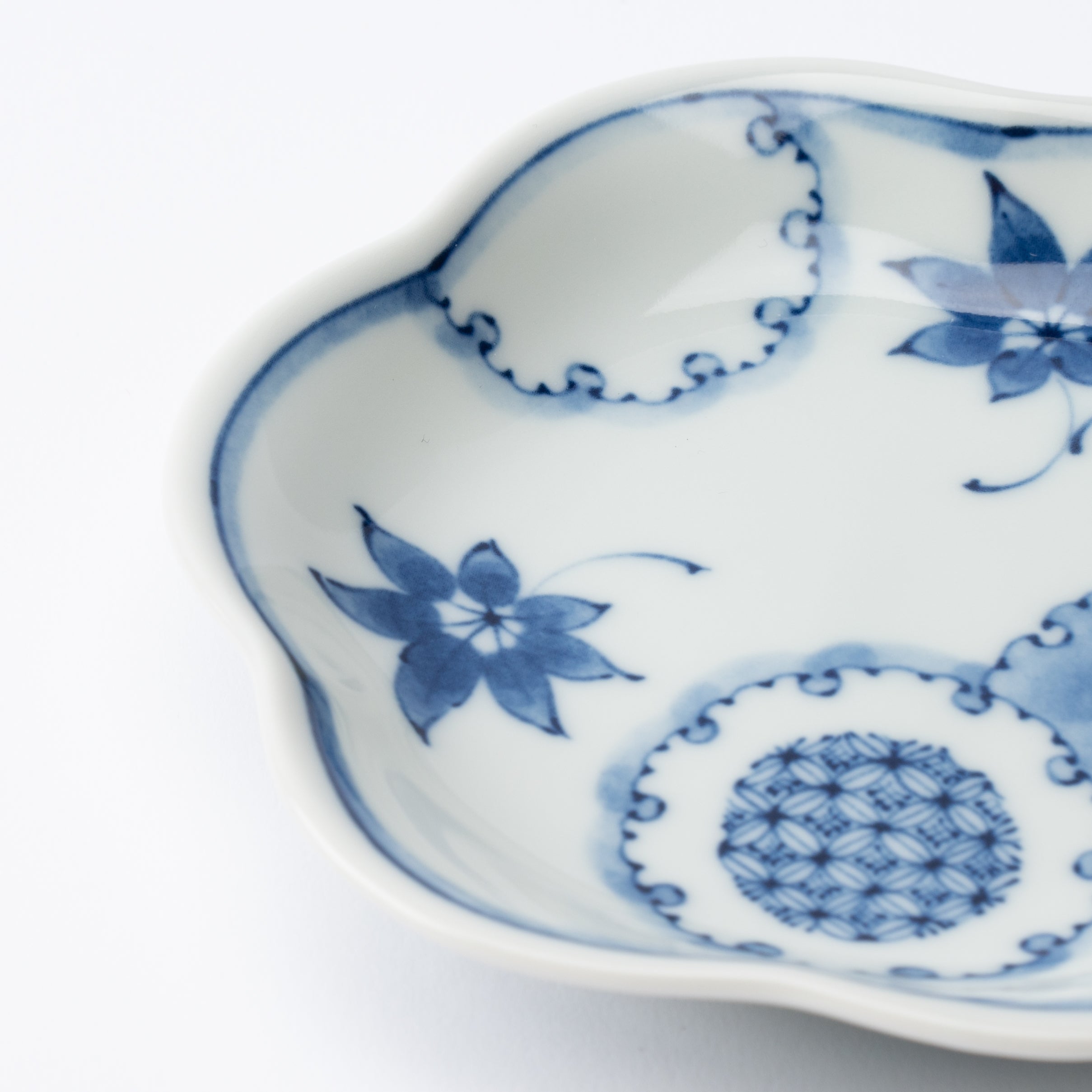 Snowflake-Shaped Maple Leaf Motif Sauce Plate