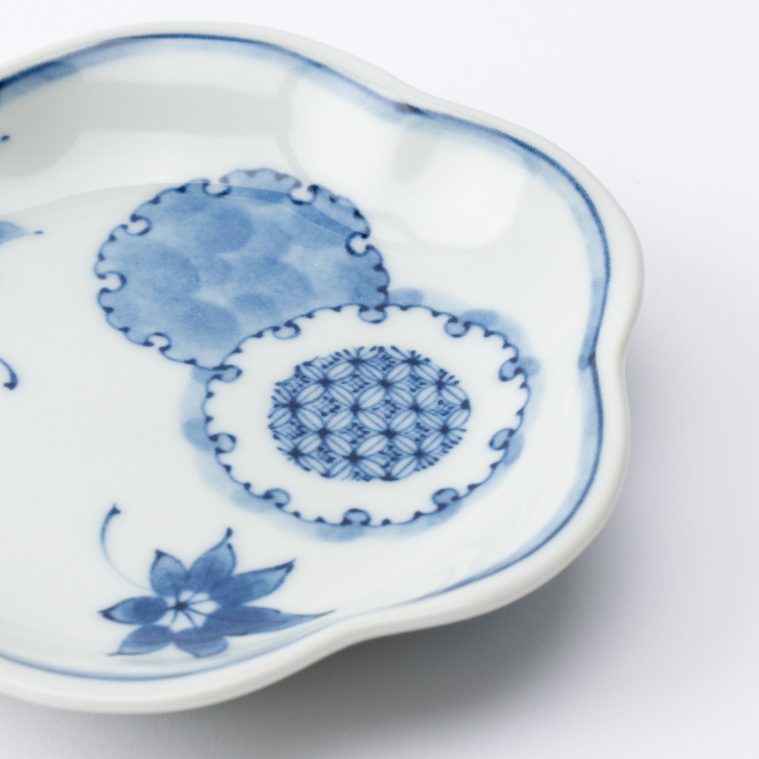 Snowflake-Shaped Maple Leaf Motif Sauce Plate