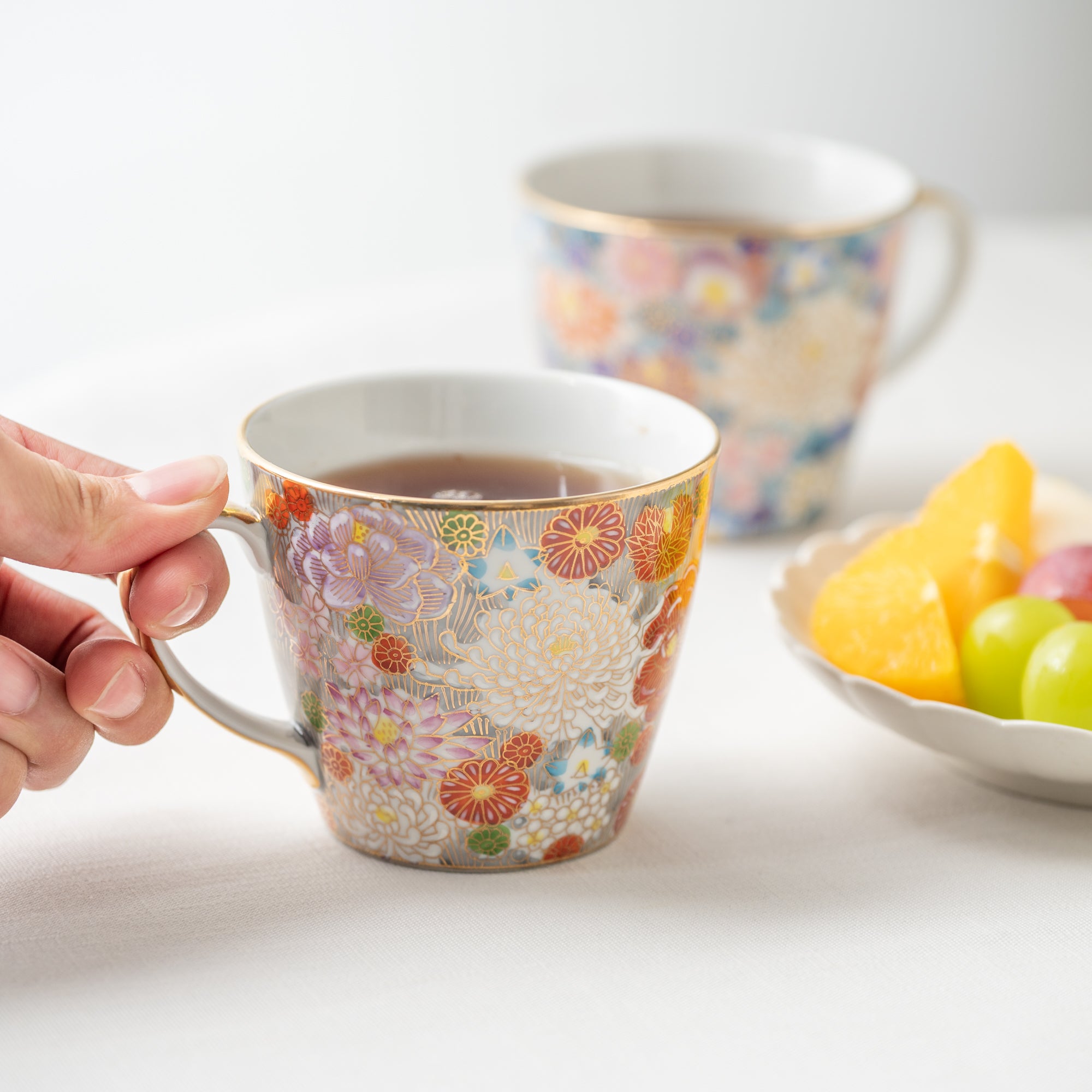 Taza floral con borde dorado de Hanazume